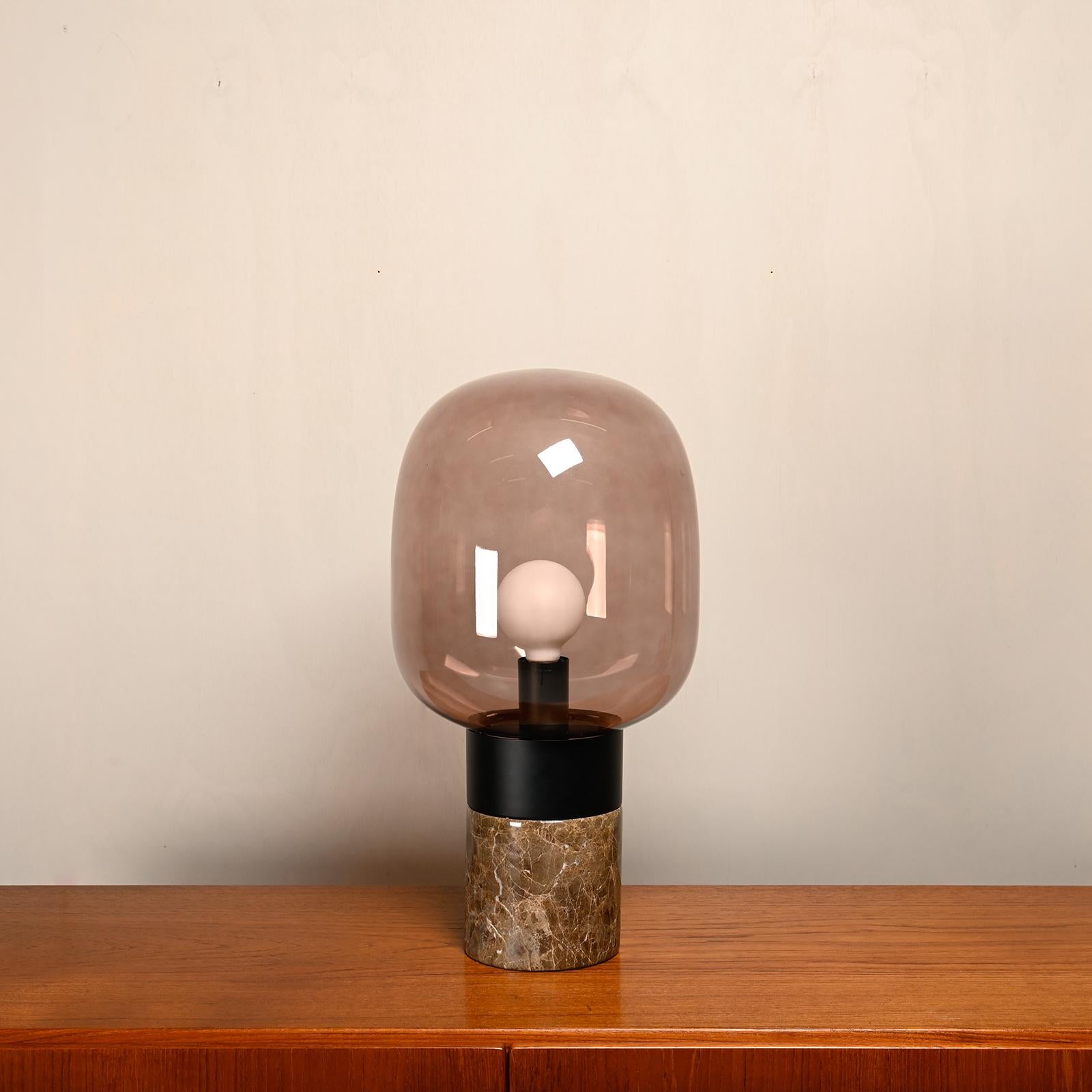 Tischleuchte, entworfen von Benny Frandsen für BoConcept Dänemark. Sockel aus Marmor mit Schirm aus Rauchglas. Ausgezeichneter Originalzustand und EU- und US-Stecker verfügbar.