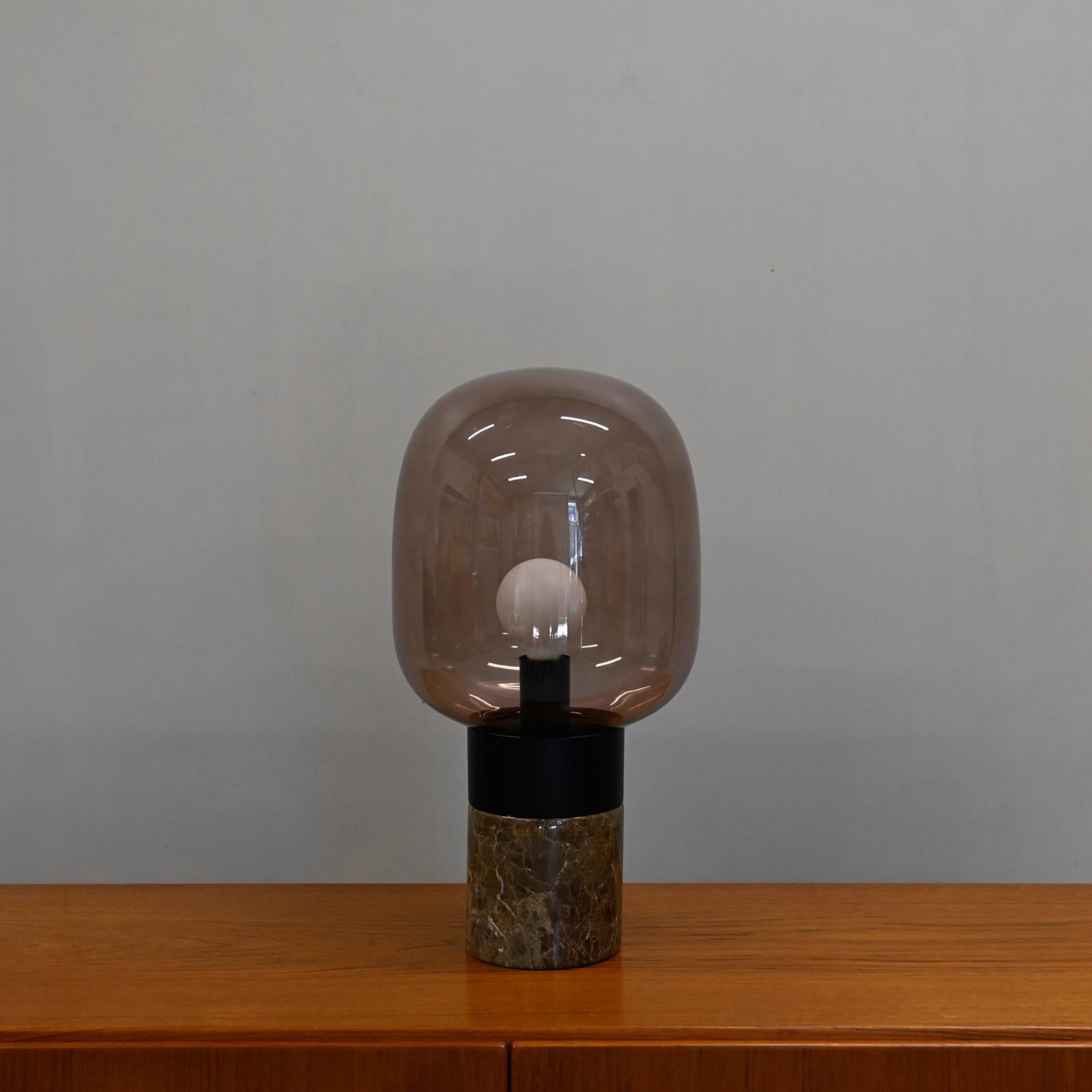 Tischleuchte Stockholm von Benny Frandsen aus Marmor und Rauchglas, Dänemark (Dänisch) im Angebot