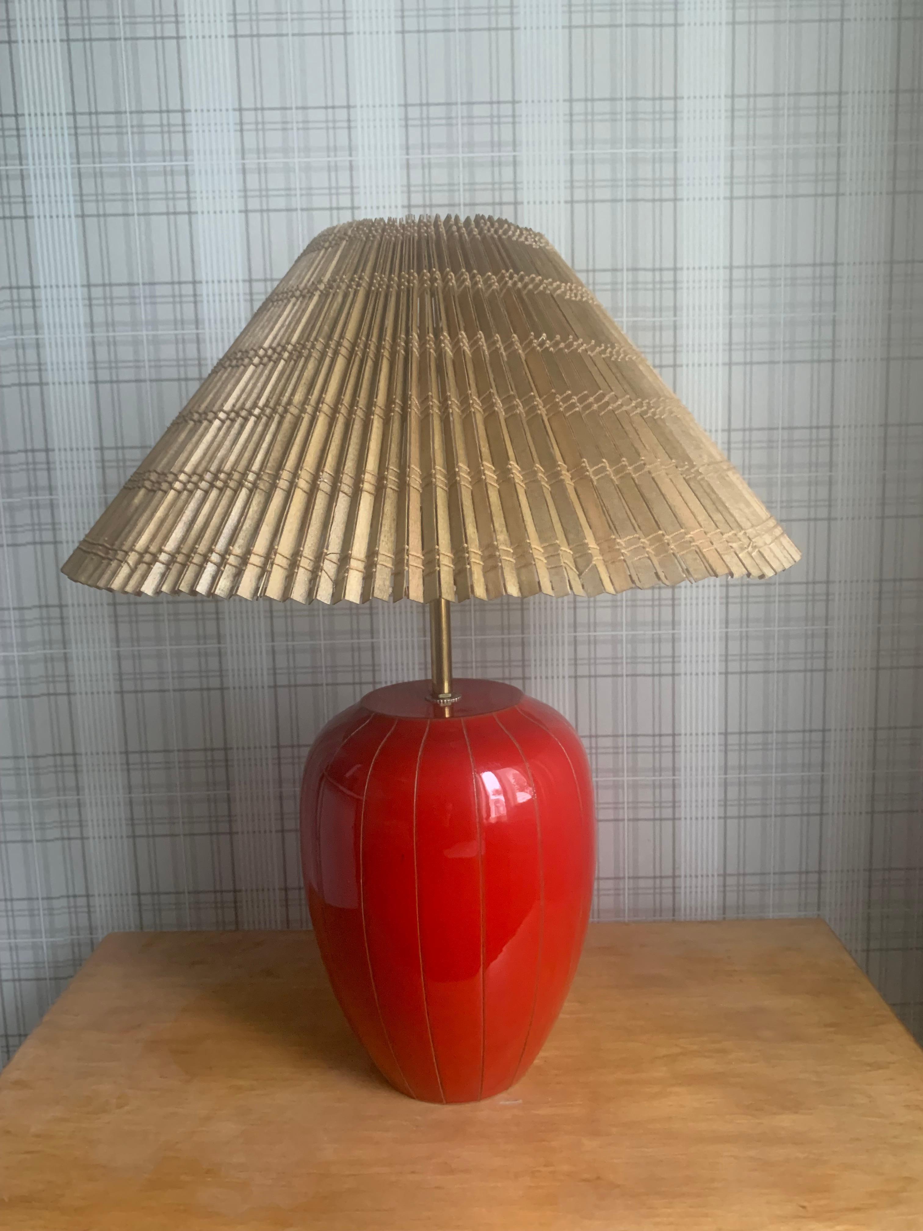 La lampada è realizzata in ceramica e ottone. Il paralume è realizzato a mano con doghe di pioppo. La lampada è stata prodotta da Stockmann ORNO e forse disegnata da Lisa Johansson-Pape. Ha il marchio Stockmann. La lampada offre un'illuminazione