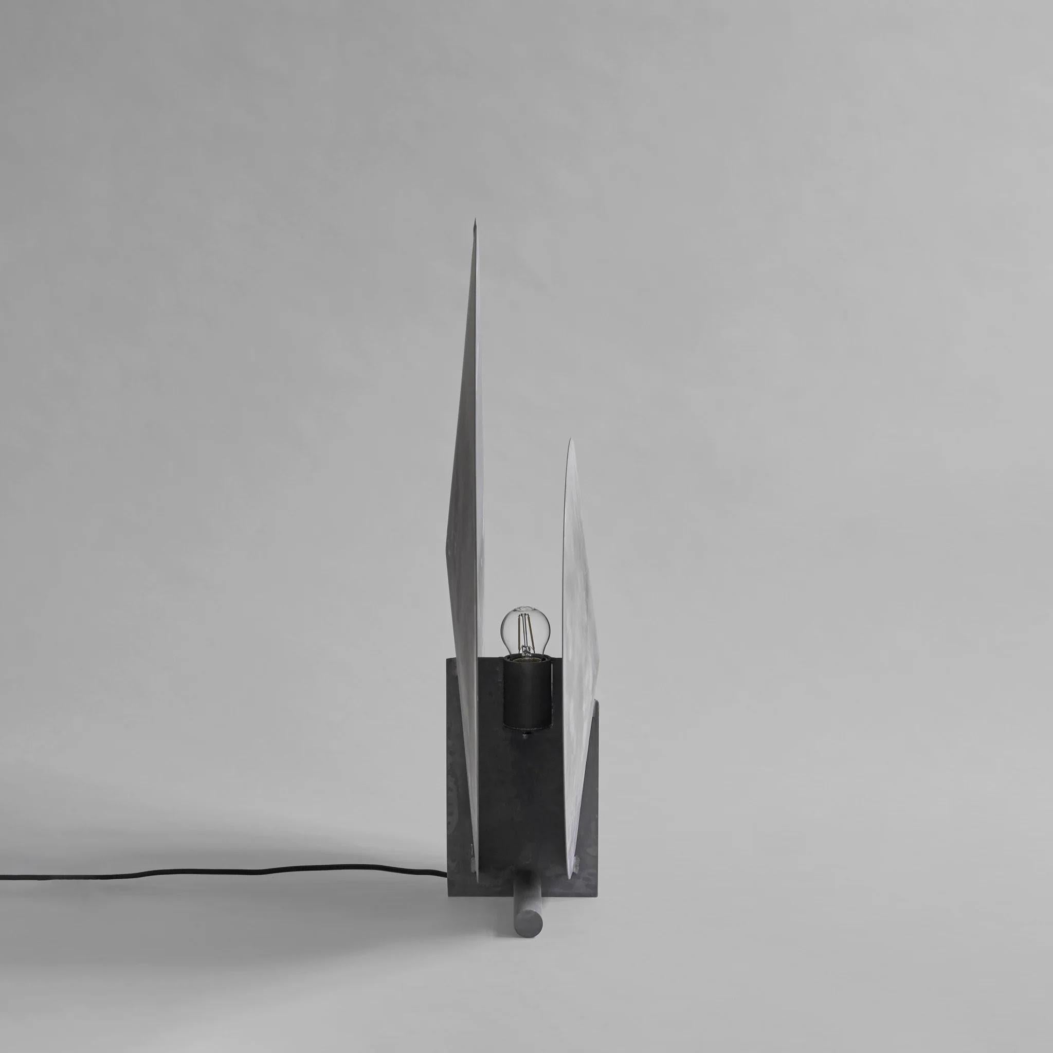 Lámpara de mesa, lámpara de mesa - oxidada, obra contemporánea

Esta lámpara de sobremesa se inspira en el austero movimiento Brutalista de mediados del siglo XX. La superficie oxidada está texturizada y casi se asemeja al hormigón, en un guiño a la