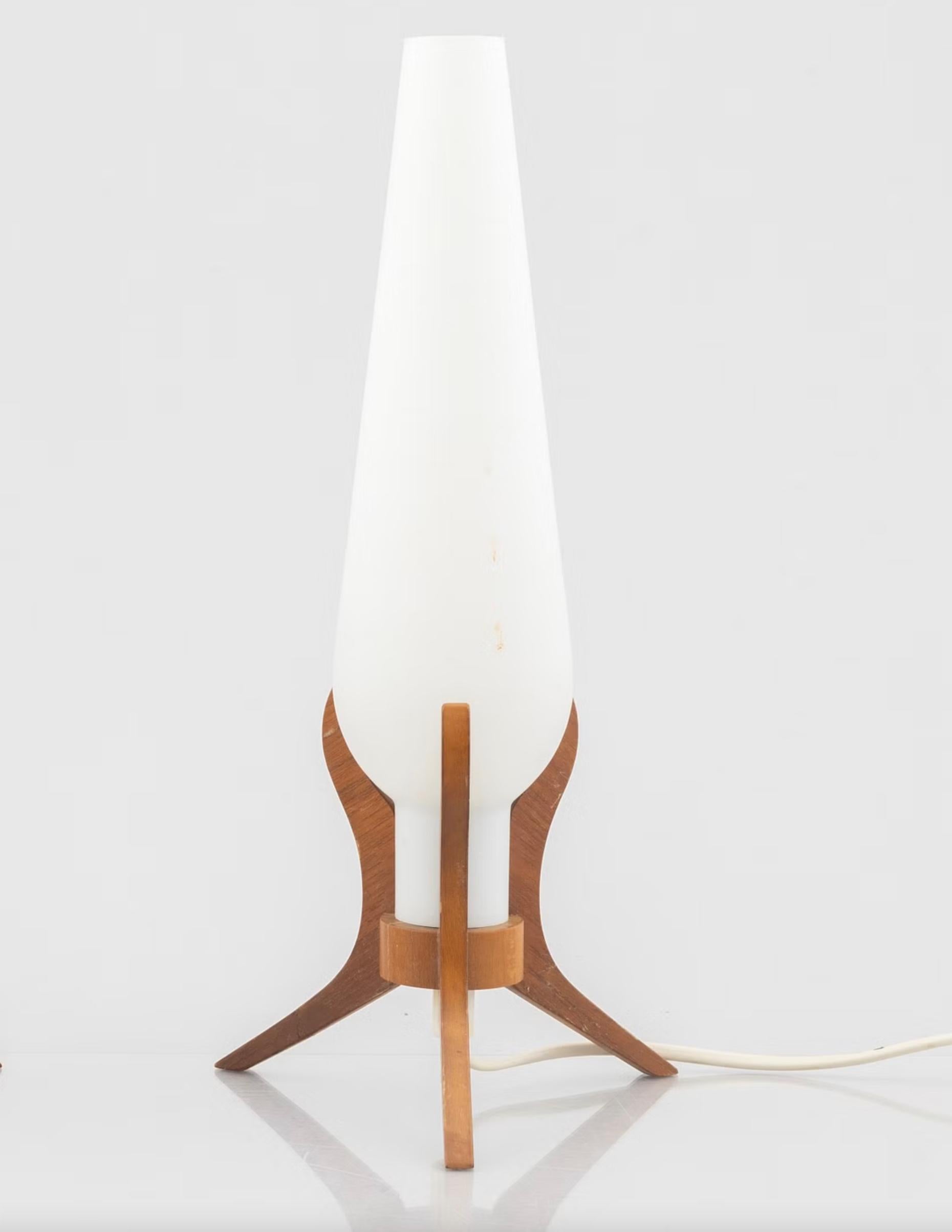 
Pieds plaqués de Beeche et de teck avec abat-jour en verre blanc. Hauteur 36,5 cm.

Bon état

Prix de la paire