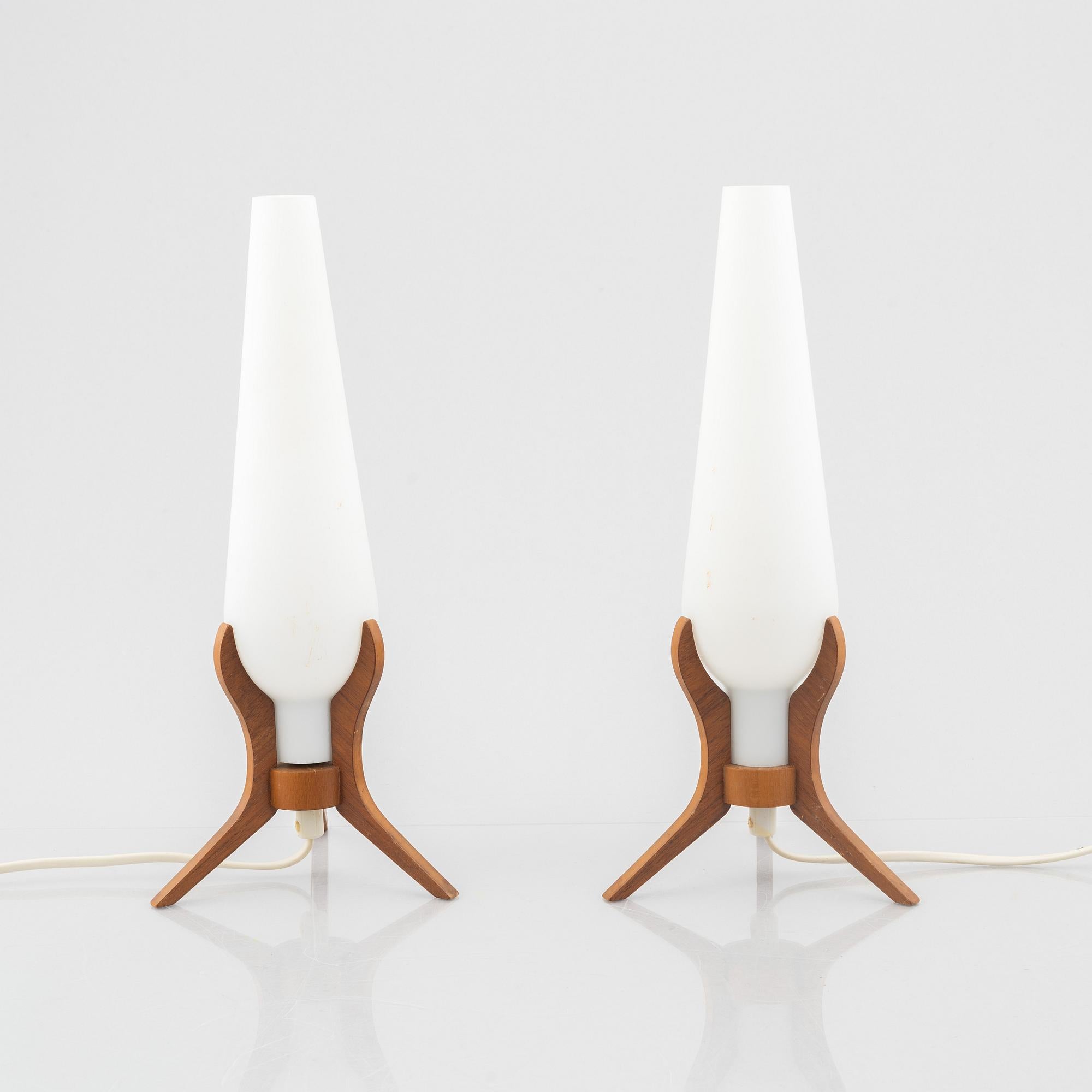 Mid-Century Modern Paire de lampes de bureau Orrefors en teck et verre Suède 1960 en vente