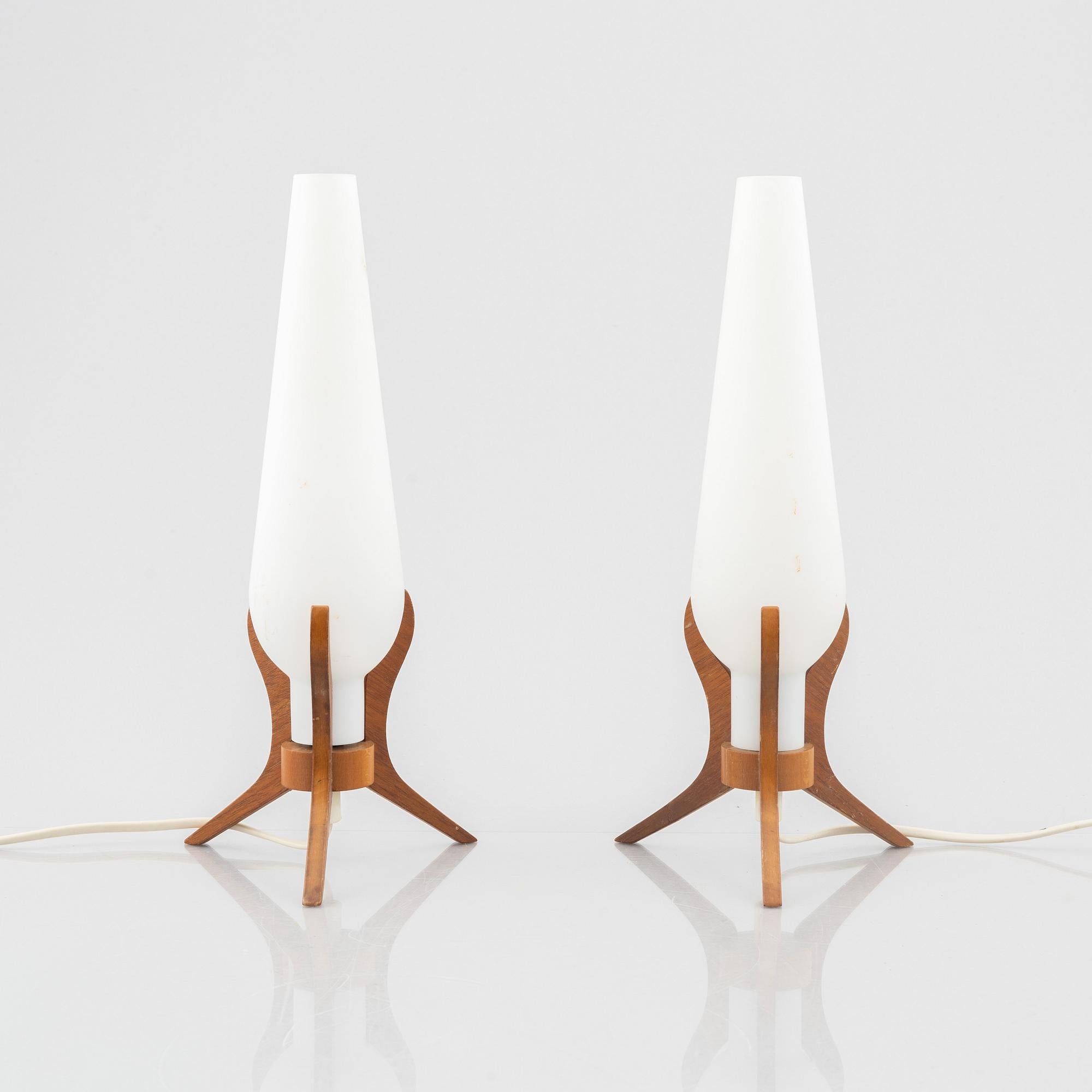 Européen Paire de lampes de bureau Orrefors en teck et verre Suède 1960 en vente