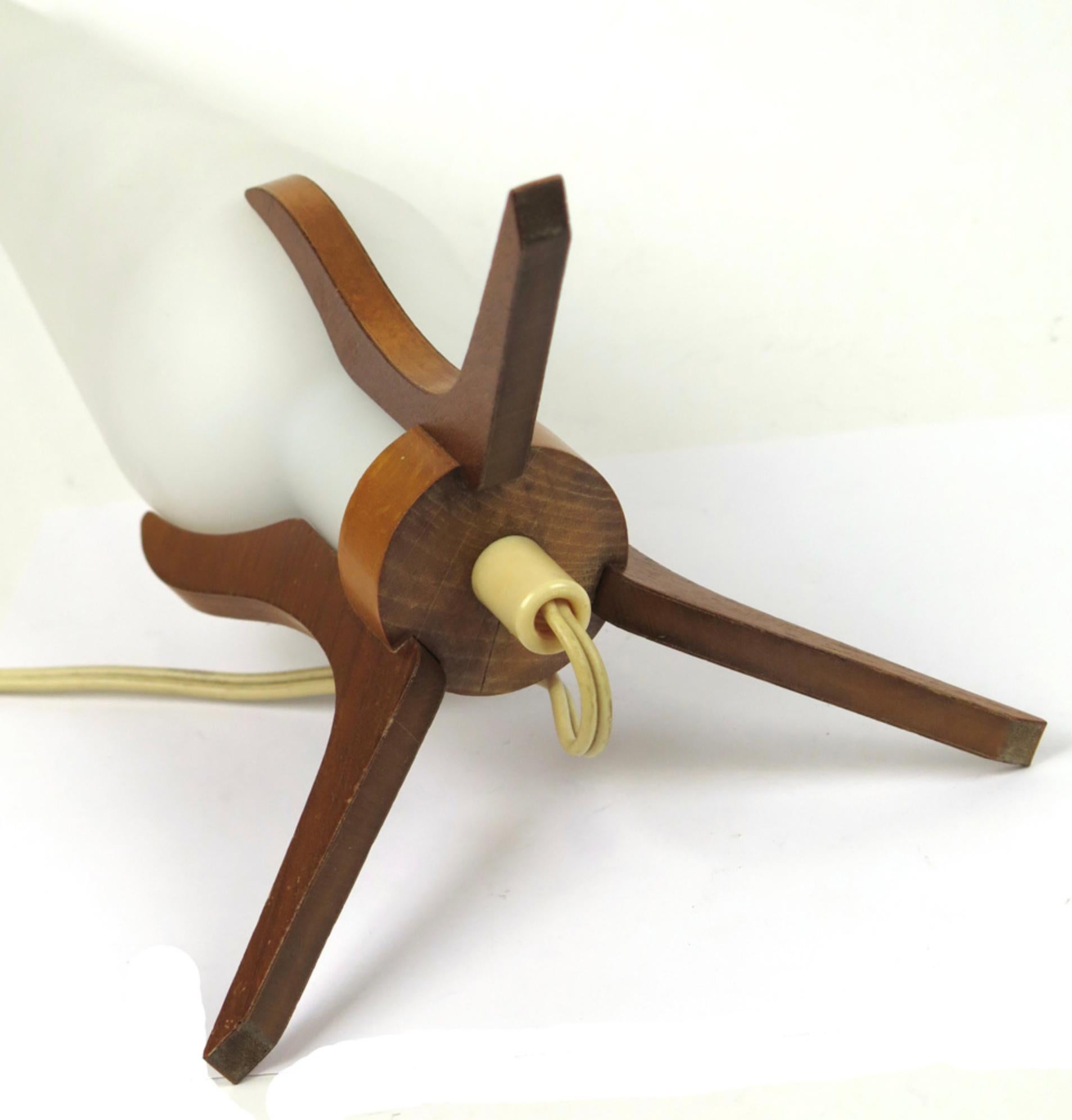 Paire de lampes de bureau Orrefors en teck et verre Suède 1960 Bon état - En vente à Paris, FR
