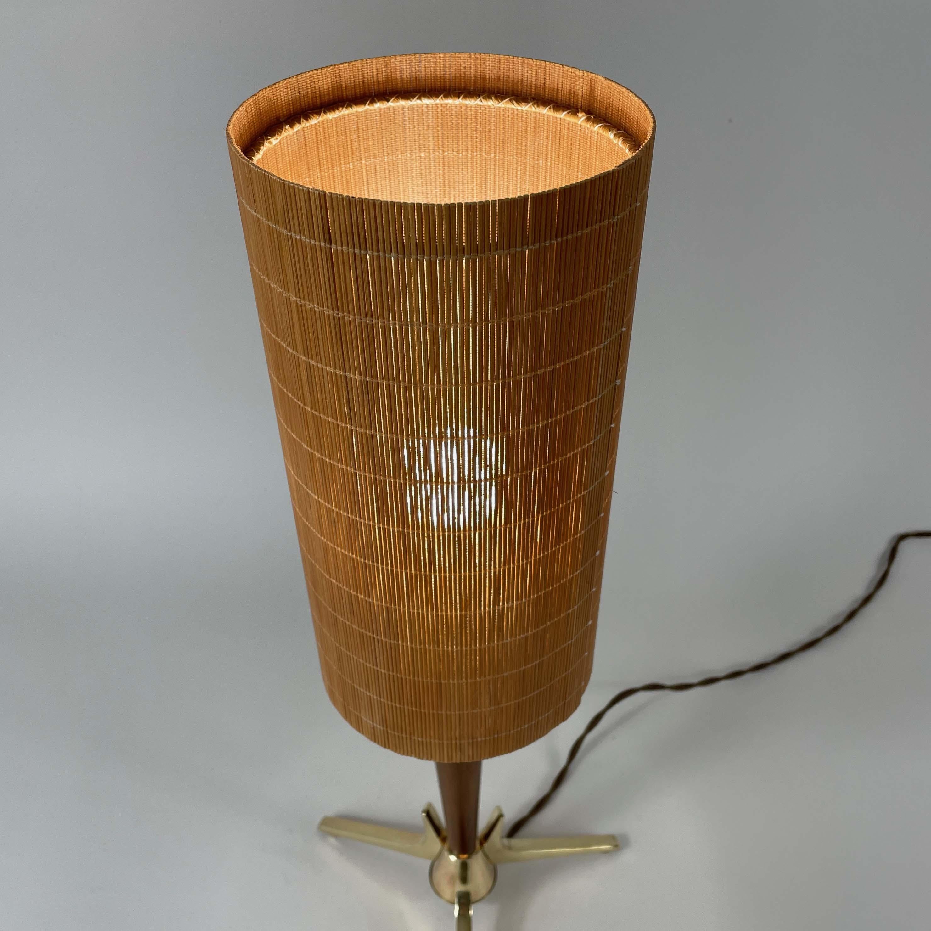 Milieu du XXe siècle Lampe de table Teck, laiton, rotin - Suède 1950s en vente