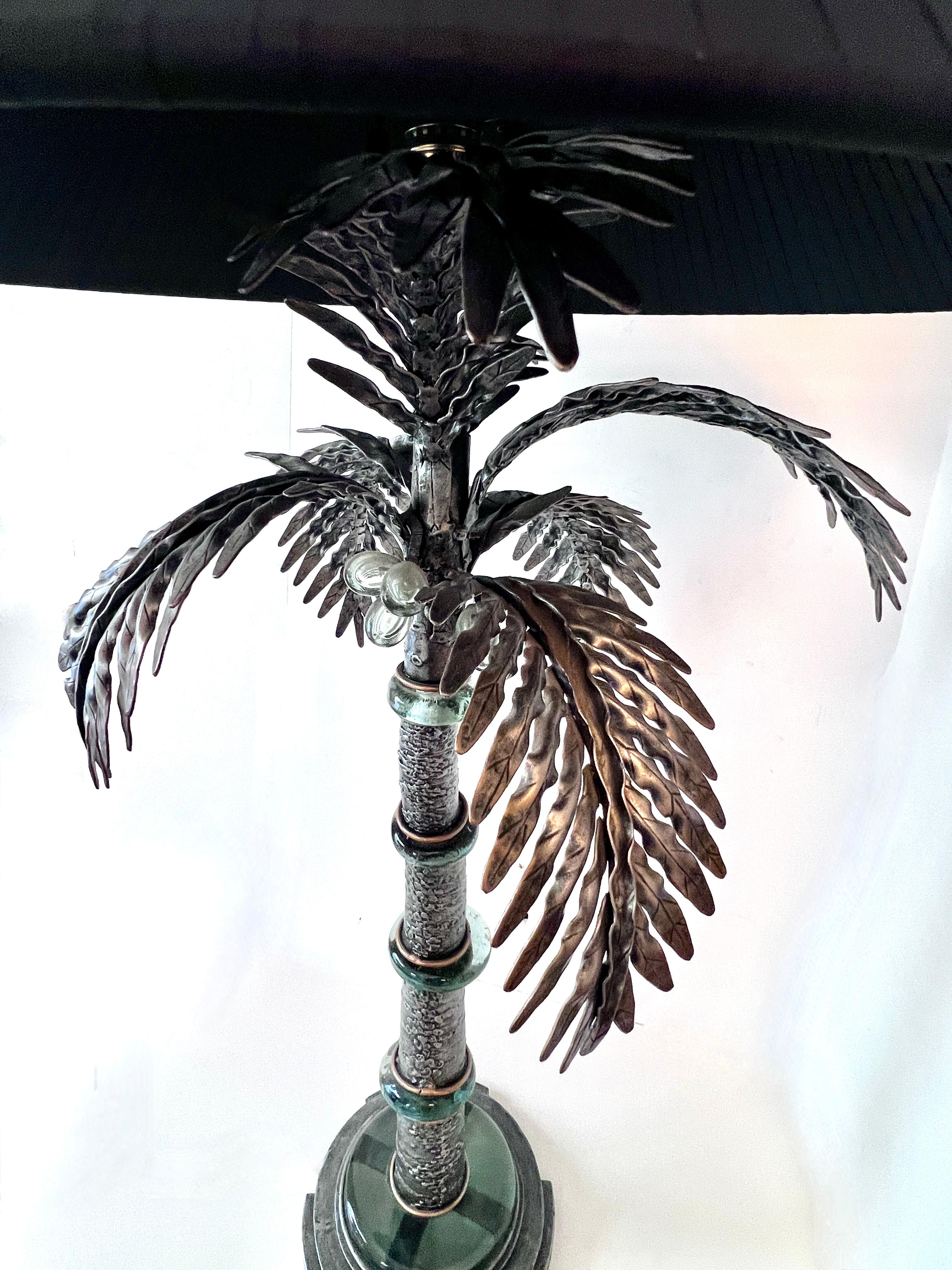 Tischlampe in Form eines Palmenbaums mit Kunstglasscheiben und Metallmetallwedeln aus Metall (20. Jahrhundert) im Angebot