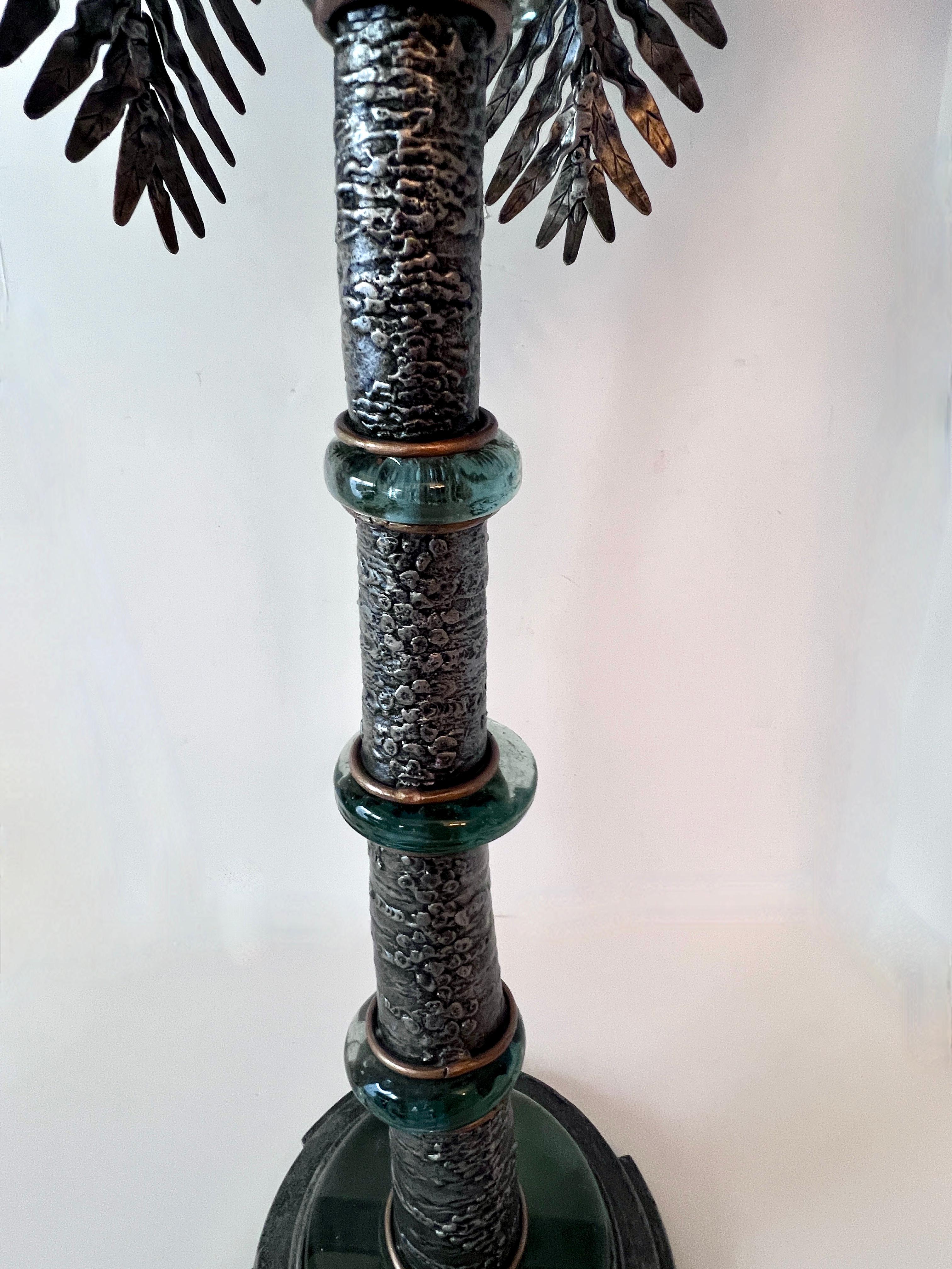 Tischlampe in Form eines Palmenbaums mit Kunstglasscheiben und Metallmetallwedeln aus Metall im Angebot 2