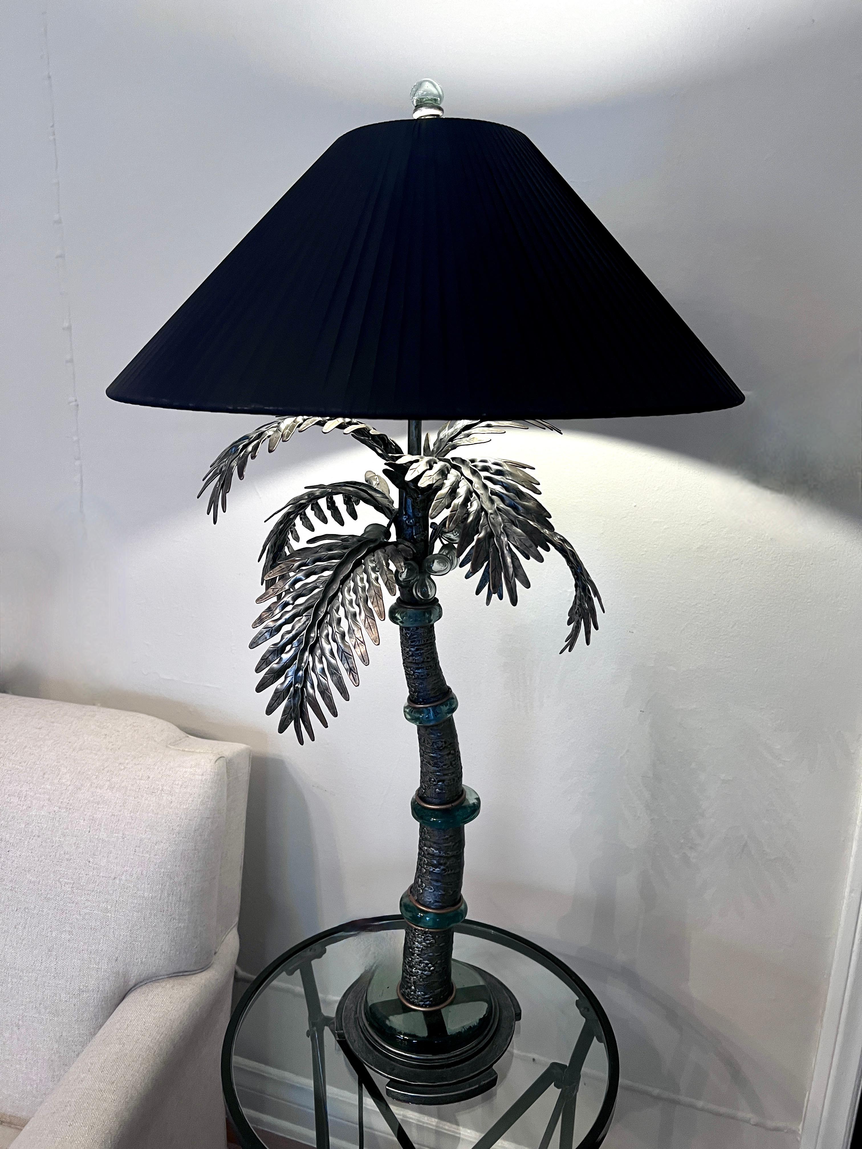 Tischlampe in Form eines Palmenbaums mit Kunstglasscheiben und Metallmetallwedeln aus Metall im Angebot 3