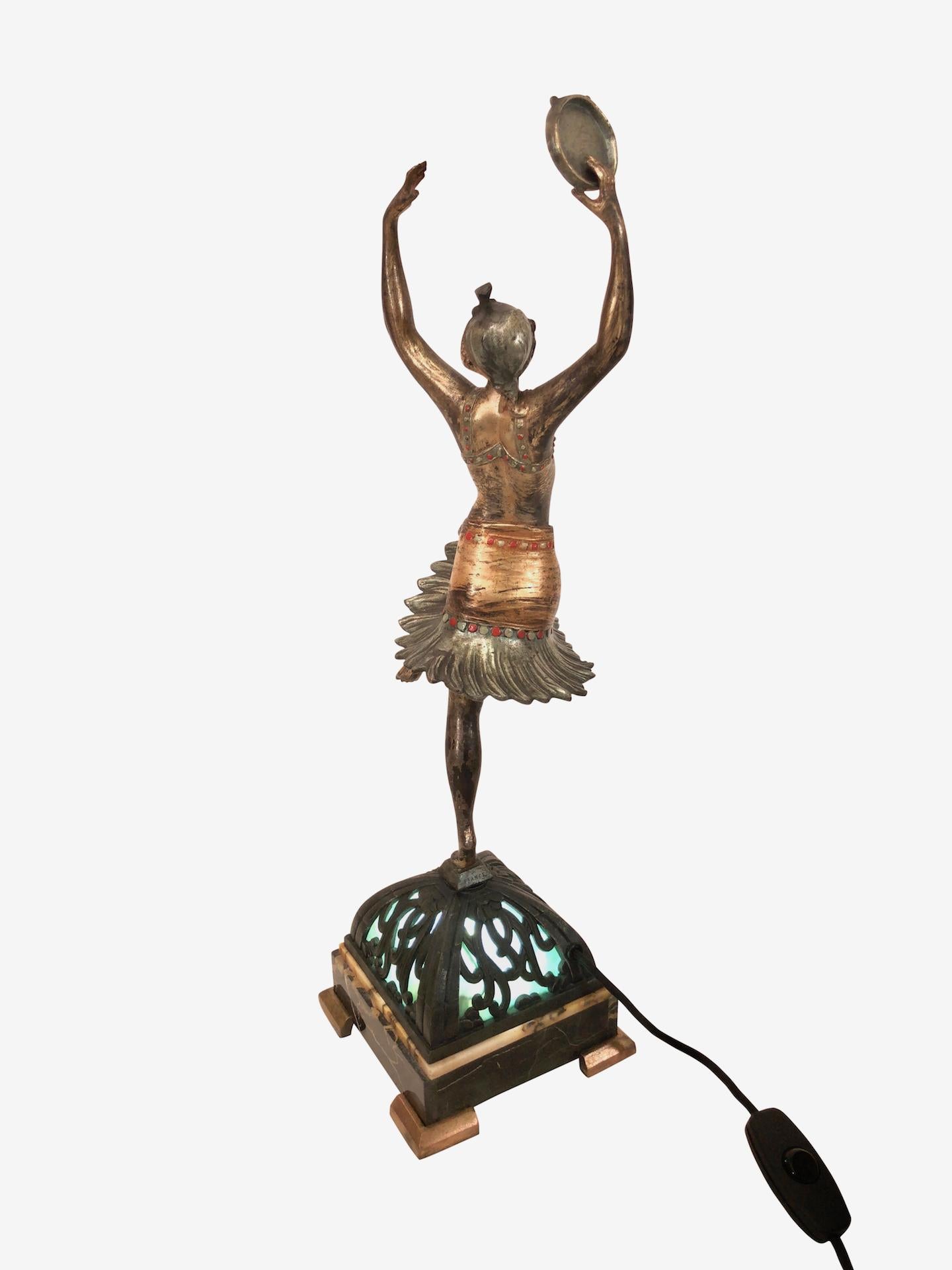 Tischlampe, der Tambourine-Tänzer, Skulptur aus Zinn, Art déco, Frankreich, 1930er Jahre im Zustand „Gut“ in Ulm, DE