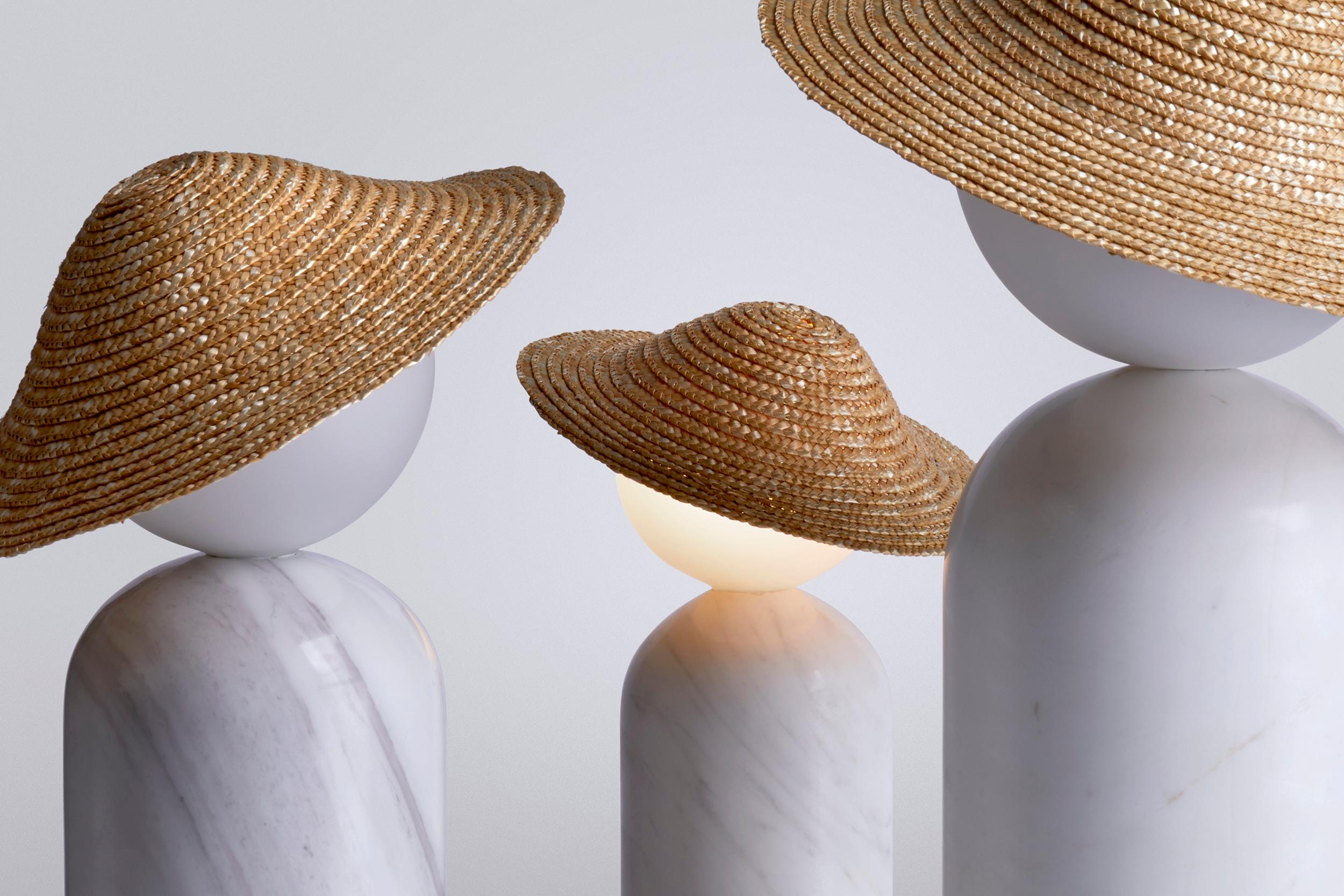 Théros 0.1 est une lampe de table - un geste de design poétique qui associe une forme nette et équilibrée à une histoire personnelle et sincère. L'adorable personnage des lampes évoque dans toute sa simplicité l'image d'un enfant au soleil,