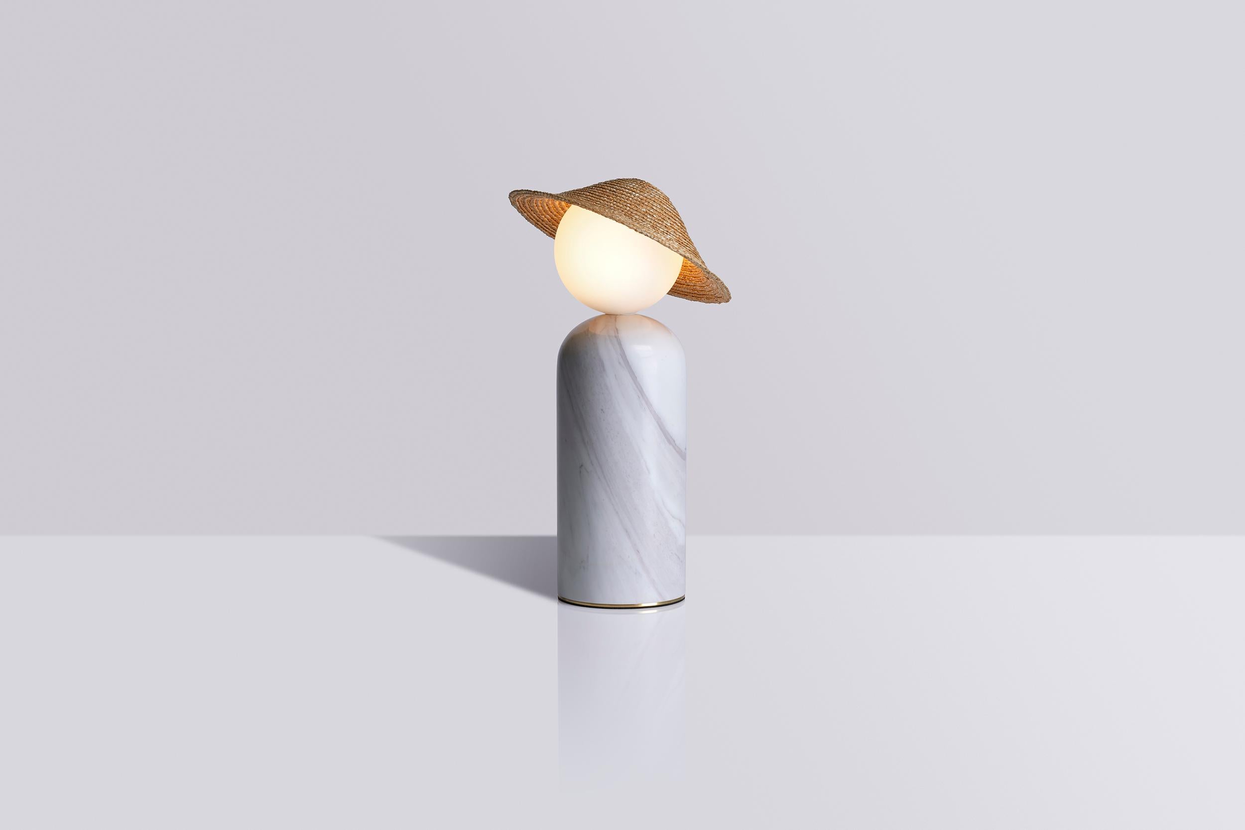 Théros 0.1 est une lampe de table - un geste de design poétique qui combine une forme nette et équilibrée avec une histoire personnelle et sincère. L'adorable personnage des lampes évoque dans toute sa simplicité l'image d'un enfant au soleil,