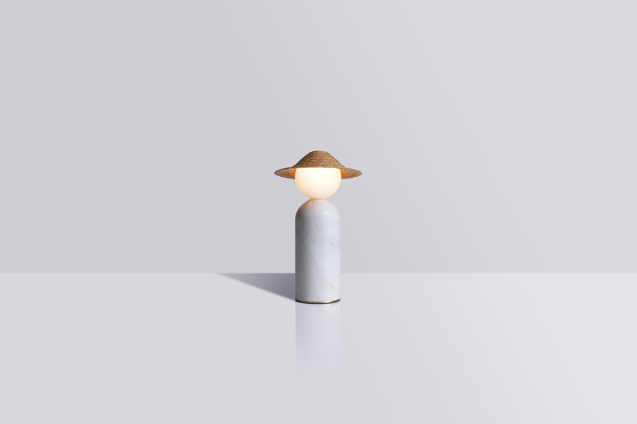 Théros 0.1 est une lampe de table - un geste de design poétique qui associe une forme nette et équilibrée à une histoire personnelle et sincère. L'adorable personnage des lampes évoque dans toute sa simplicité l'image d'un enfant au soleil,