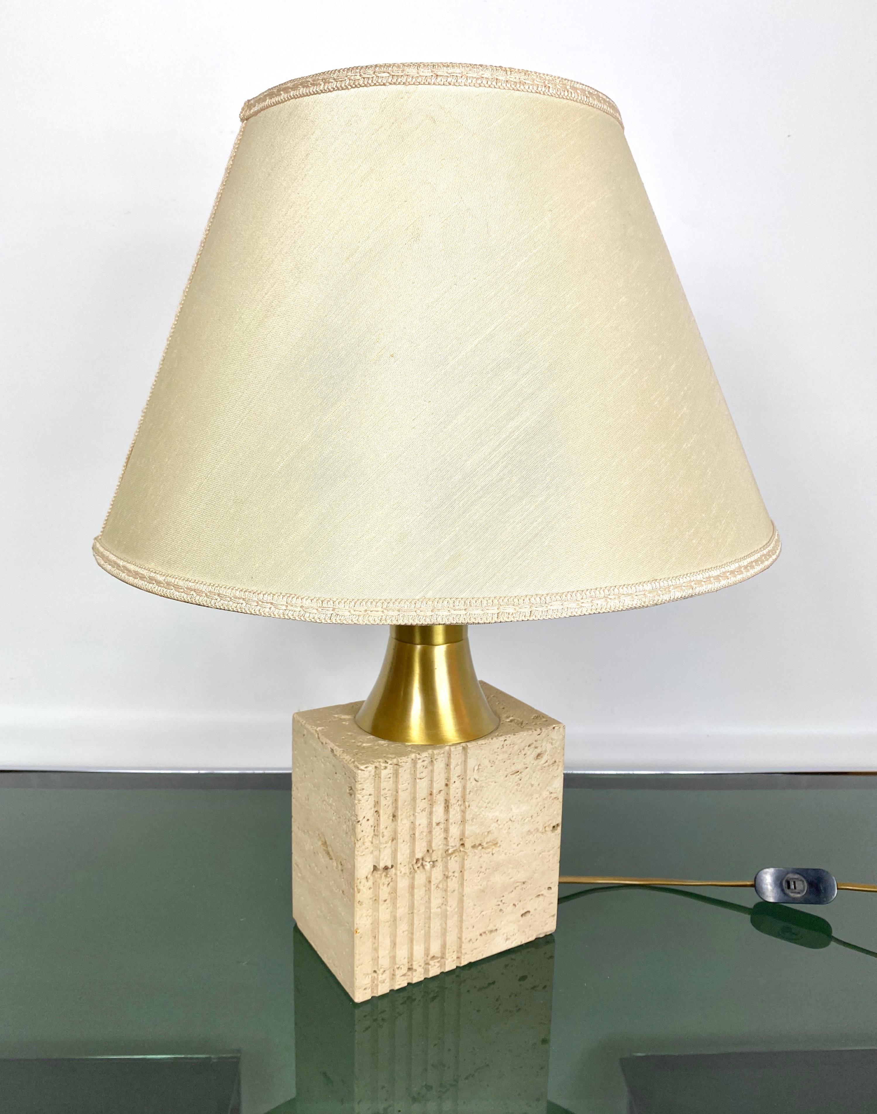 Table lamp by the Italian designer Fratelli Mannelli in a travertine base and brass structure featuring a removable lampshade, Italy, circa 1970.

Measures: Height with lampshade 51 cm
Height without lampshade 37 cm.