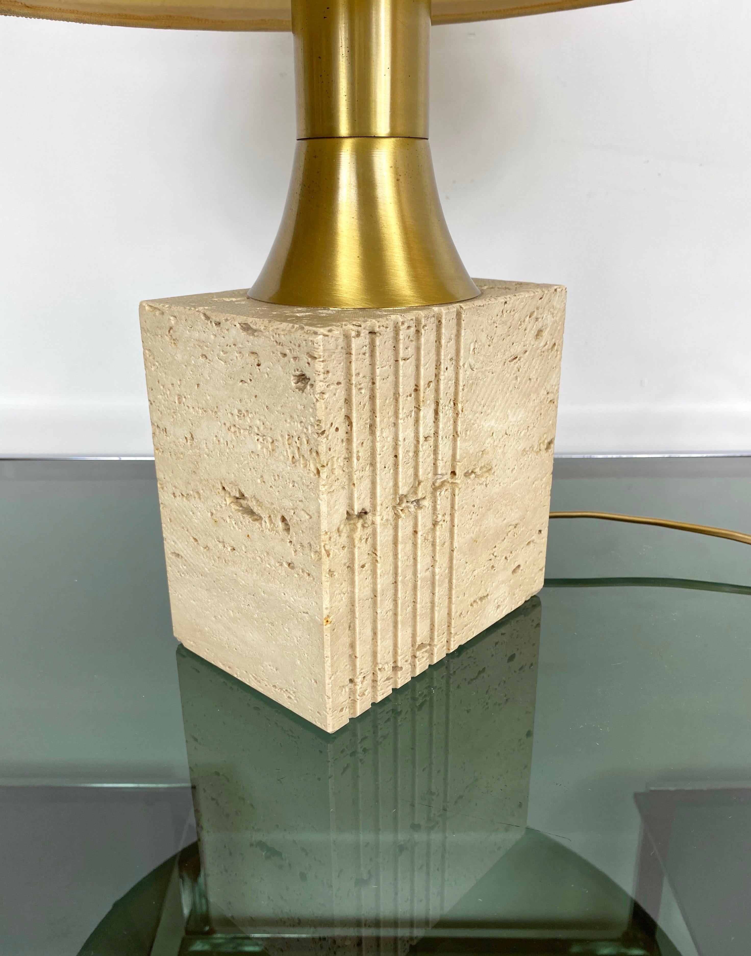 Laiton Lampe de table Base en travertin et laiton par Fratelli Mannelli:: Italie:: 1970 en vente