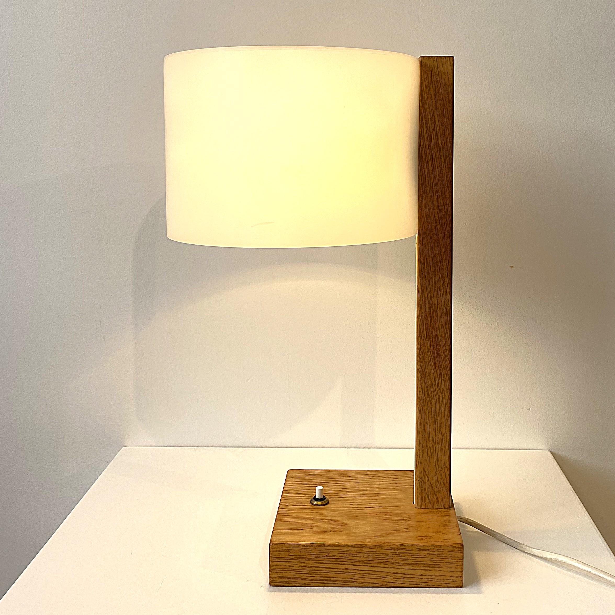 Un design semplice ed elegante come sempre con Uno & Östen Kristiansson per Luxus. Questa lampada ha una base e un fusto in Oak che sostengono un paralume in perspex che fornisce una luce morbida. Il cavo elettrico bianco, ben inserito al centro,
