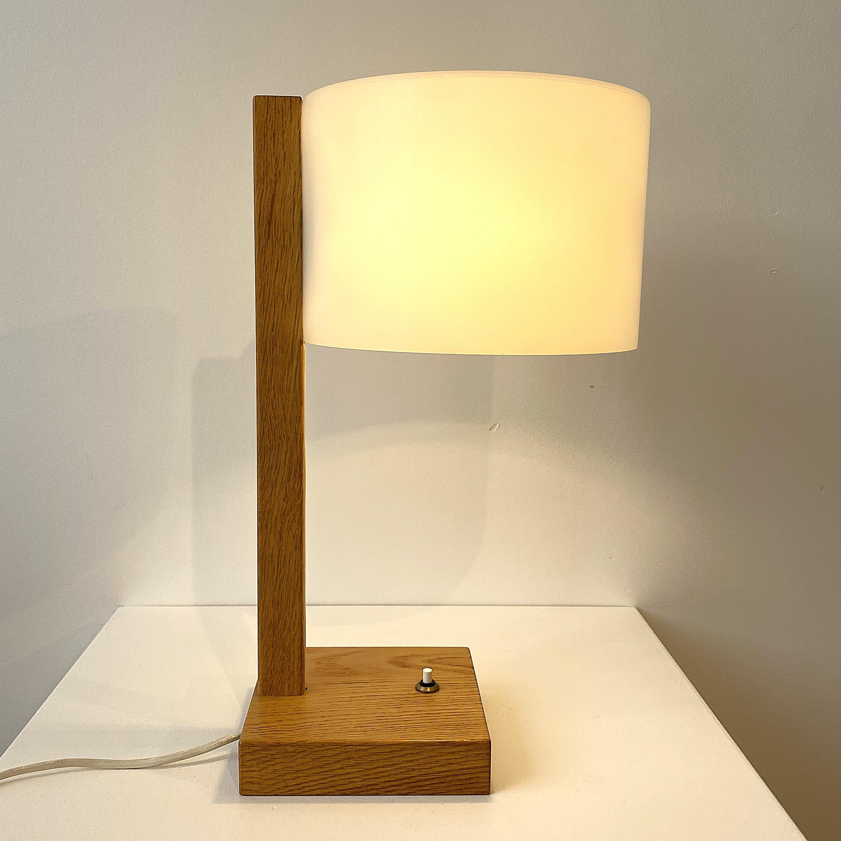 Mid-Century moderno Lampada da tavolo Uno & Östen Kristiansson in vendita