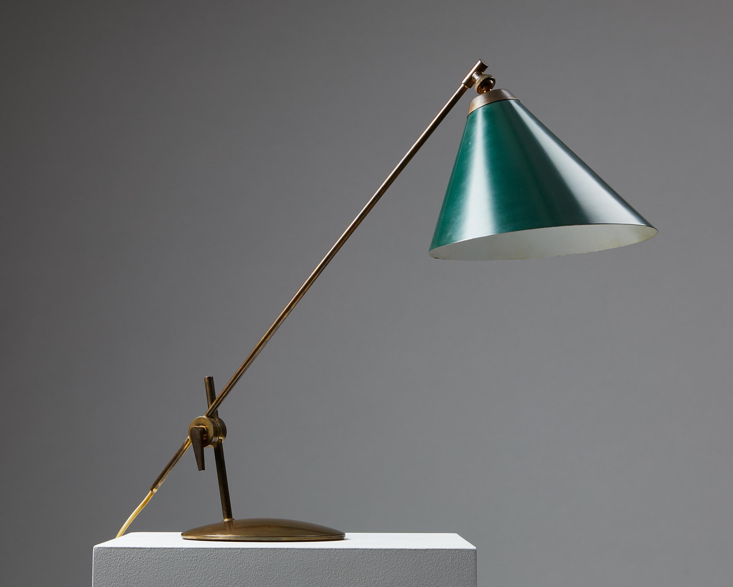 Table lamp ’Valentiner’ designed by Poul Dinesen,
Denmark. 1960s.
Brass and lacquered metal.

Adjustable stem.

Measures: H: 57 cm / 1' 10 1/2