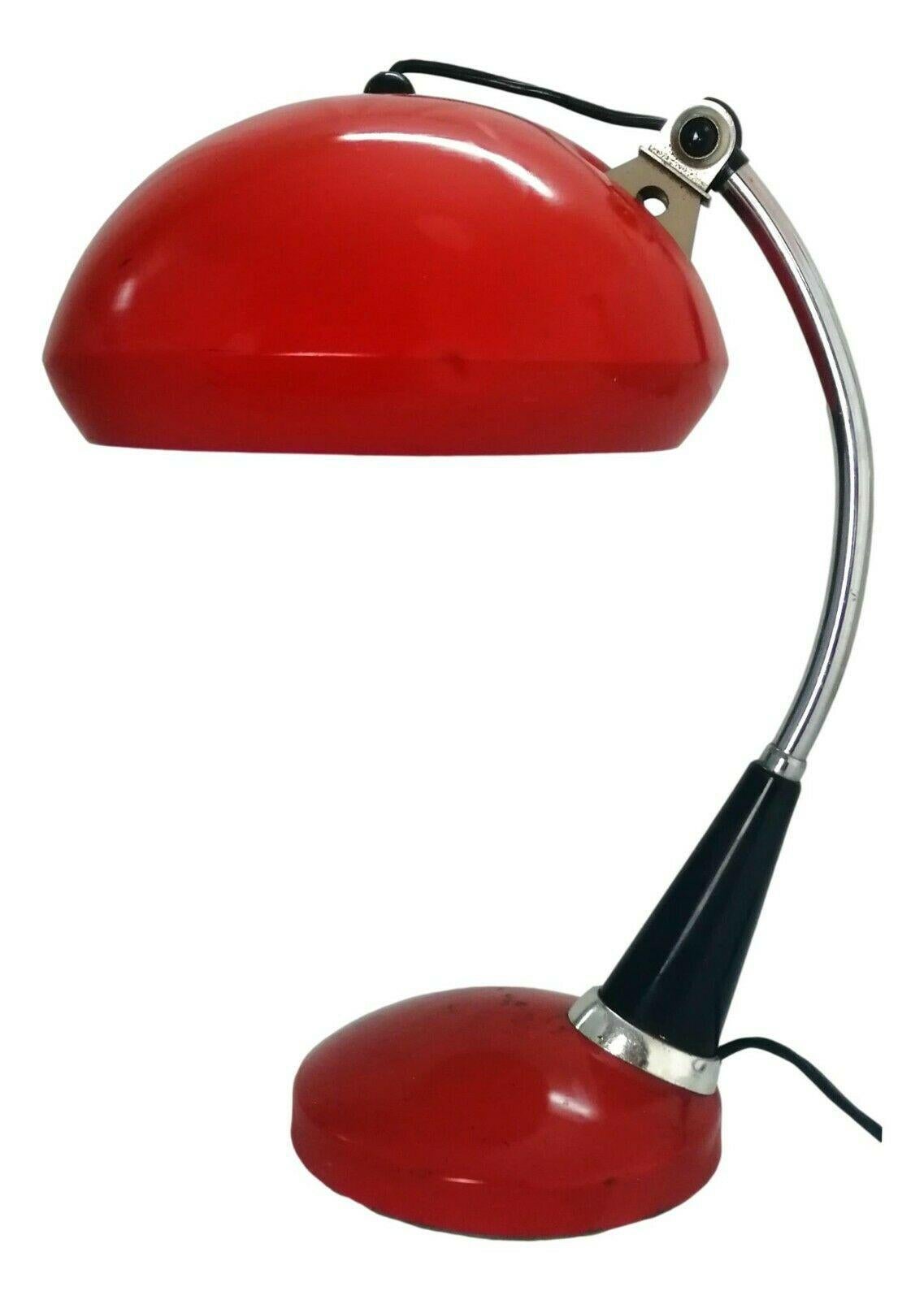 Lampe de table de conception originale des années 1960, de production inconnue, probablement conçue par Christian Dell, réalisée sur une structure métallique avec des interventions en acier, diffuseur avec joint

Mesure 40 cm de hauteur, diamètre
