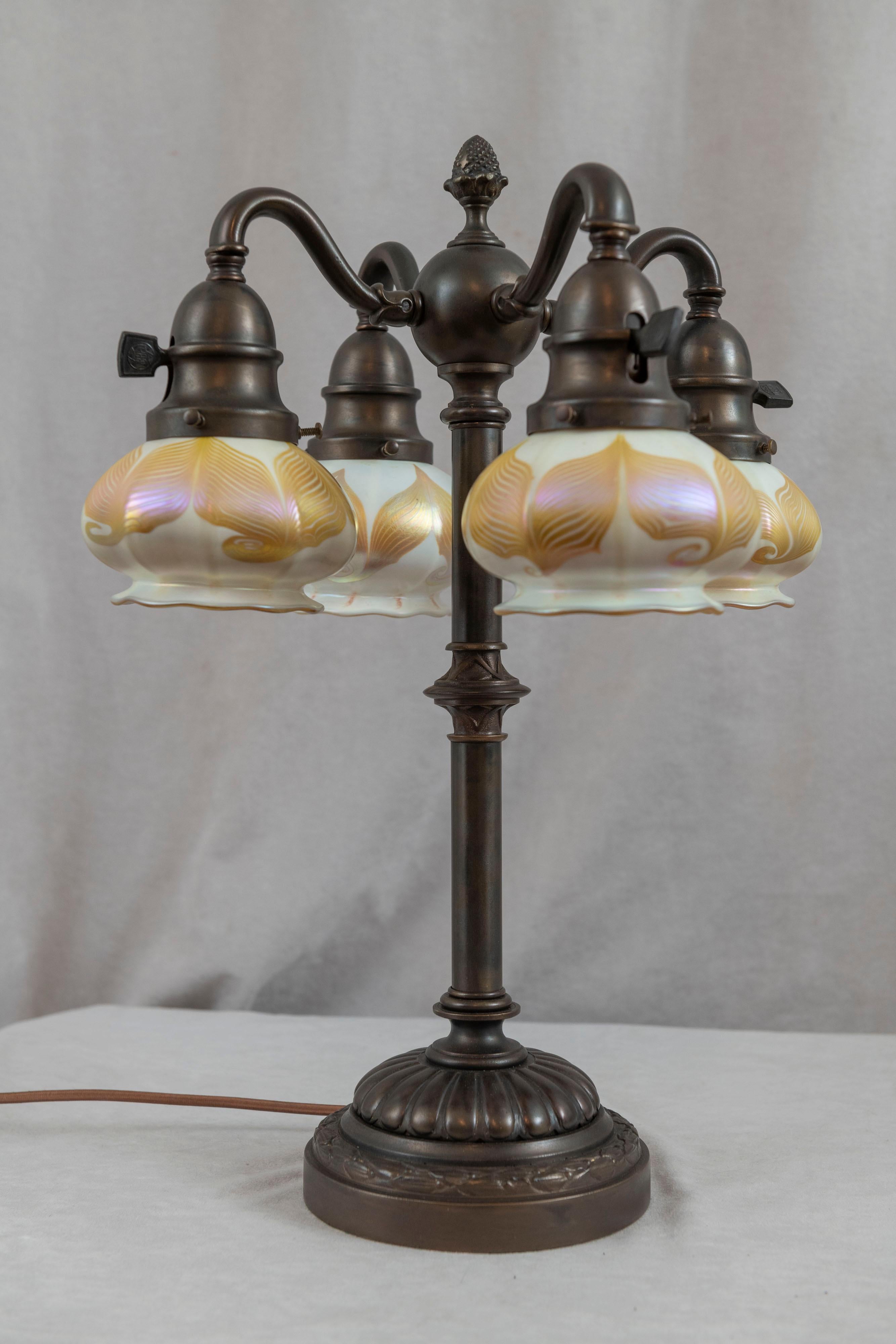 Table Lamp w/ 4 Signed Hooked Feather Quezal Art Glass Shades, Arts & Crafts In Excellent Condition In Petaluma, CA