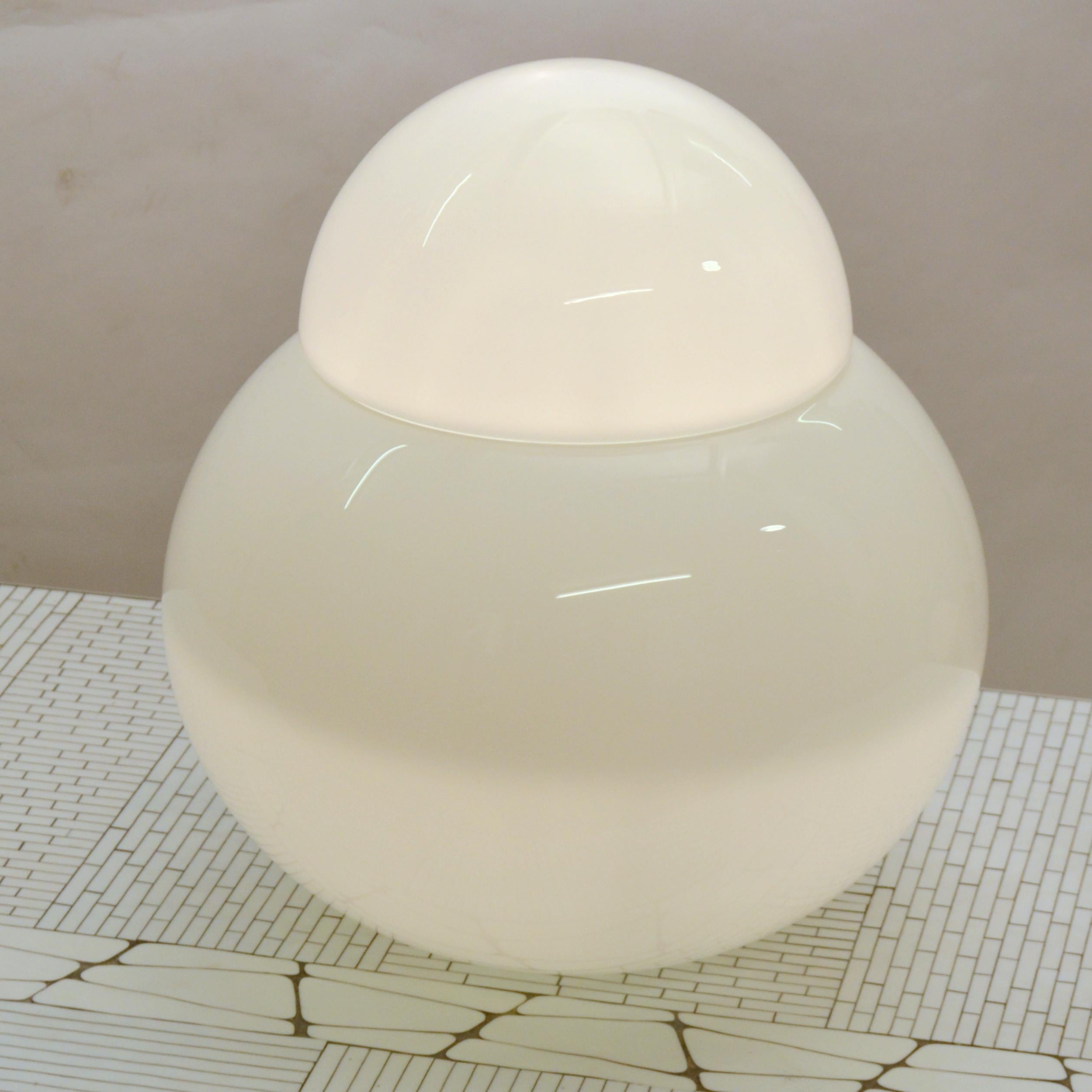 Table Lamp by Sergio Asti for Fontana Arte White Blown Glass  In Excellent Condition For Sale In London, GB
