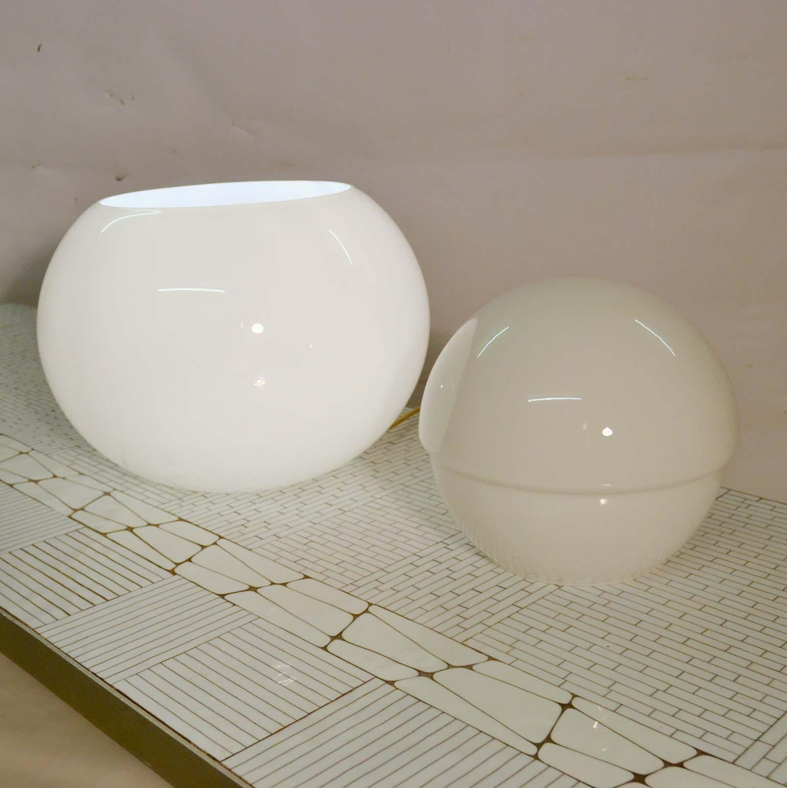 Milieu du XXe siècle Lampe de bureau en verre soufflé blanc par Sergio Asti pour Fontana Arte en vente