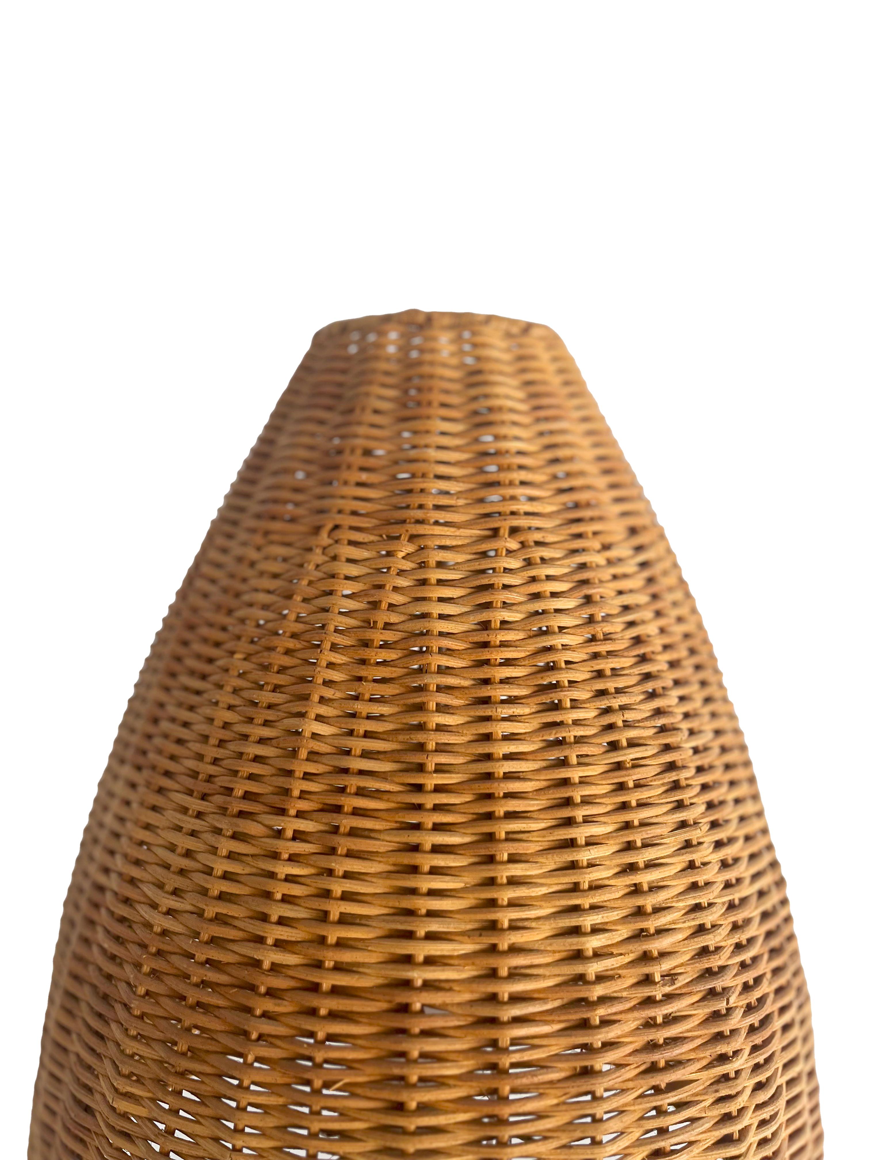 Let yourself be seduced by the organic beauty and contemporary refinement of this table lamp. At its center, a woven wicker shade radiates warmth and texture, capturing the essence of natural fibers.

Holding this screen, a slim, chrome metal
