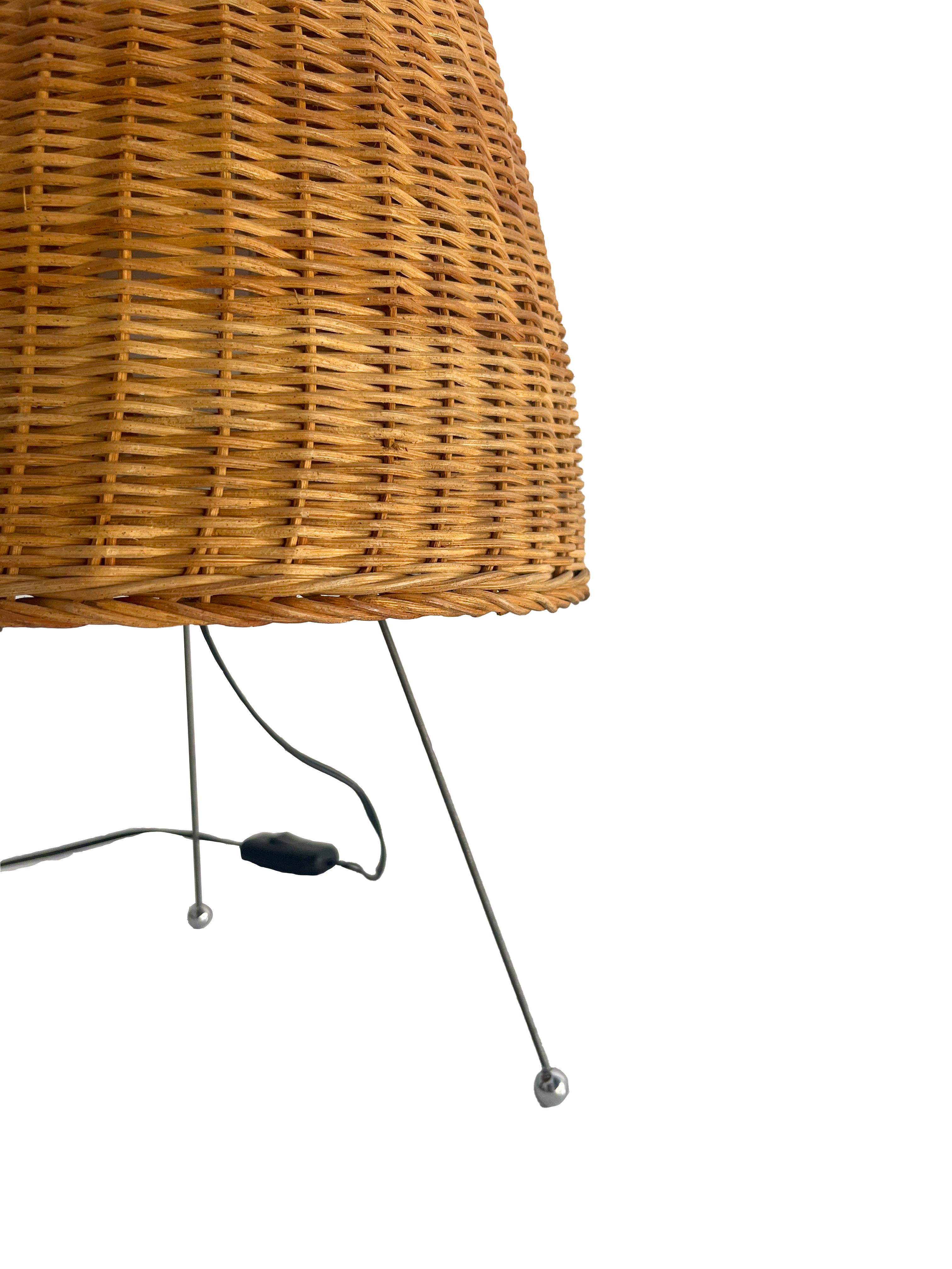 European Table lamp - Wicker lampshade For Sale