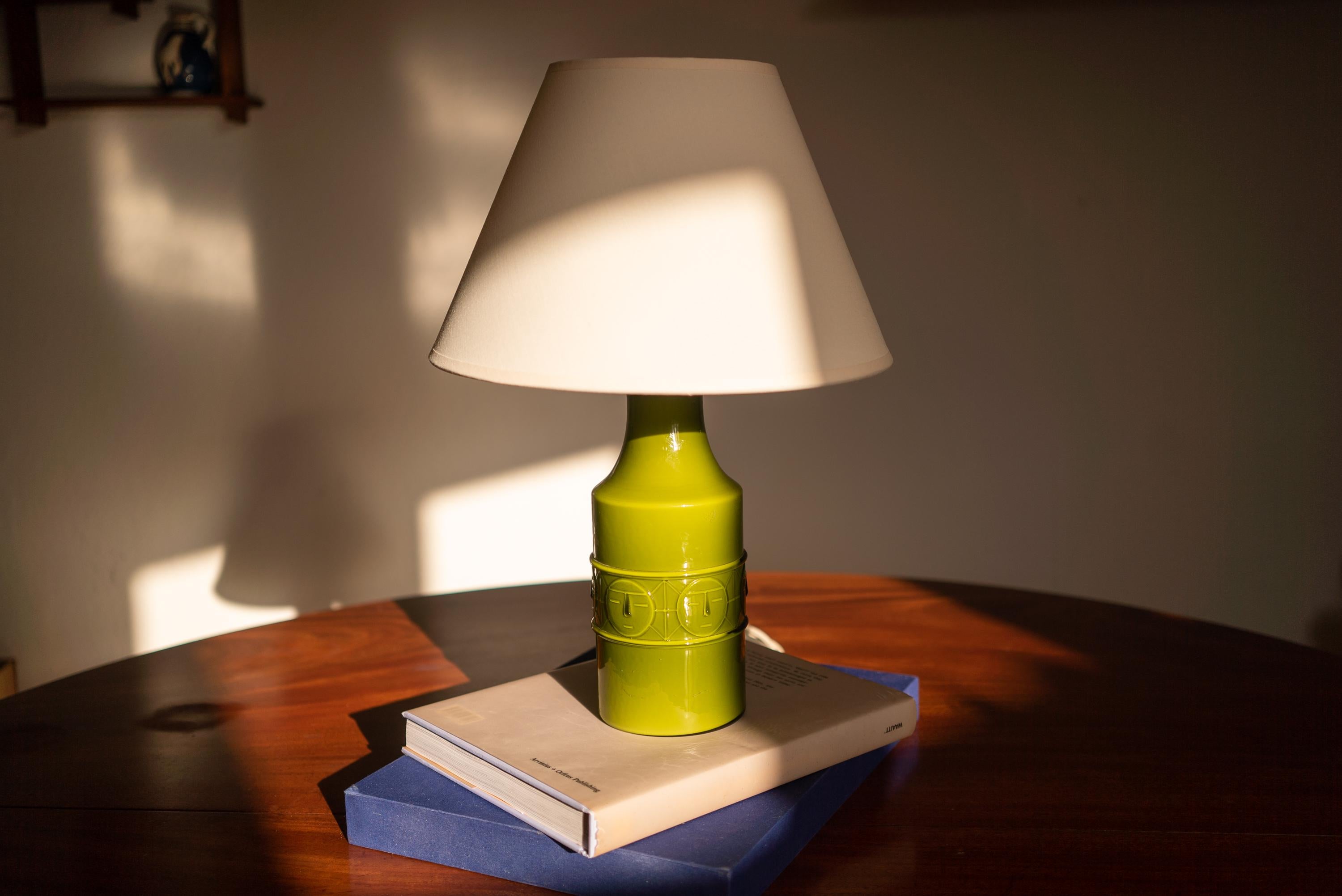 Lámpara de mesa, Wiktor Berndt para Flygsfors Suecia Vidrio opalino en venta
