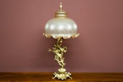 Lampada da tavolo con base alta.