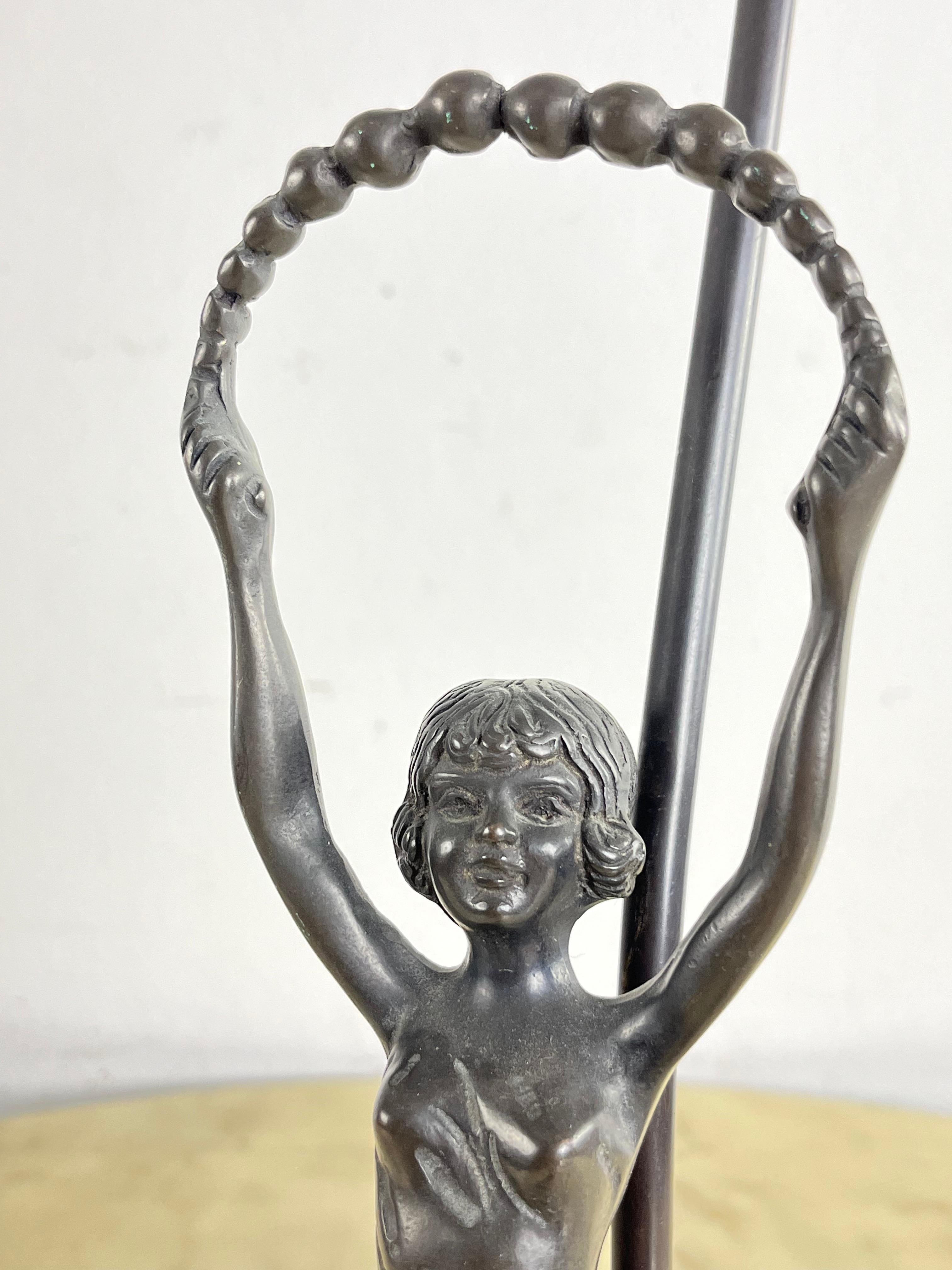 Lampe de table Art déco avec statuette en bronze et bol tulipe en verre d'art blanc, années 1940 en vente 4