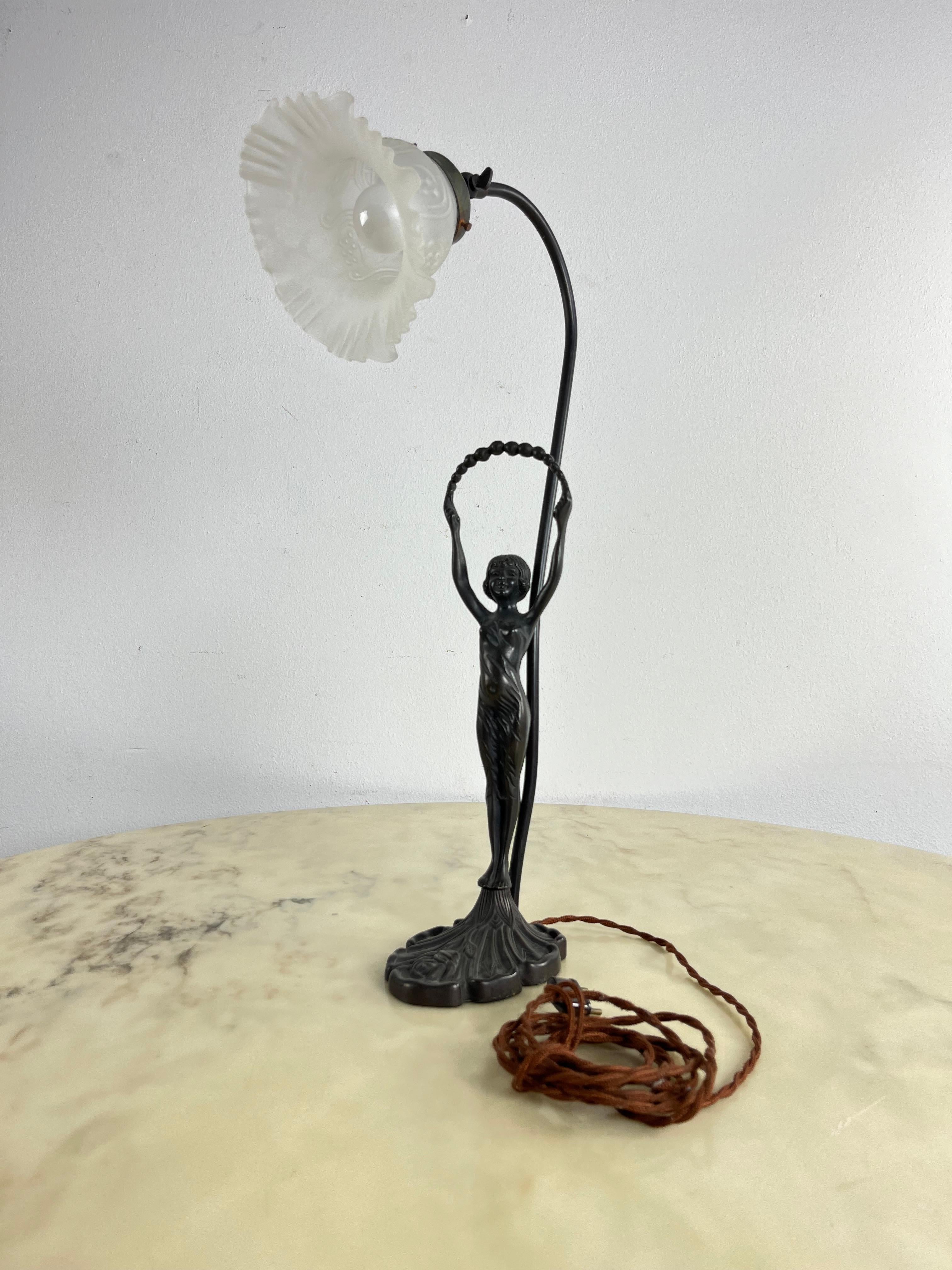 Lampe de table Art déco avec statuette en bronze et bol tulipe en verre d'art blanc, années 1940 en vente 5