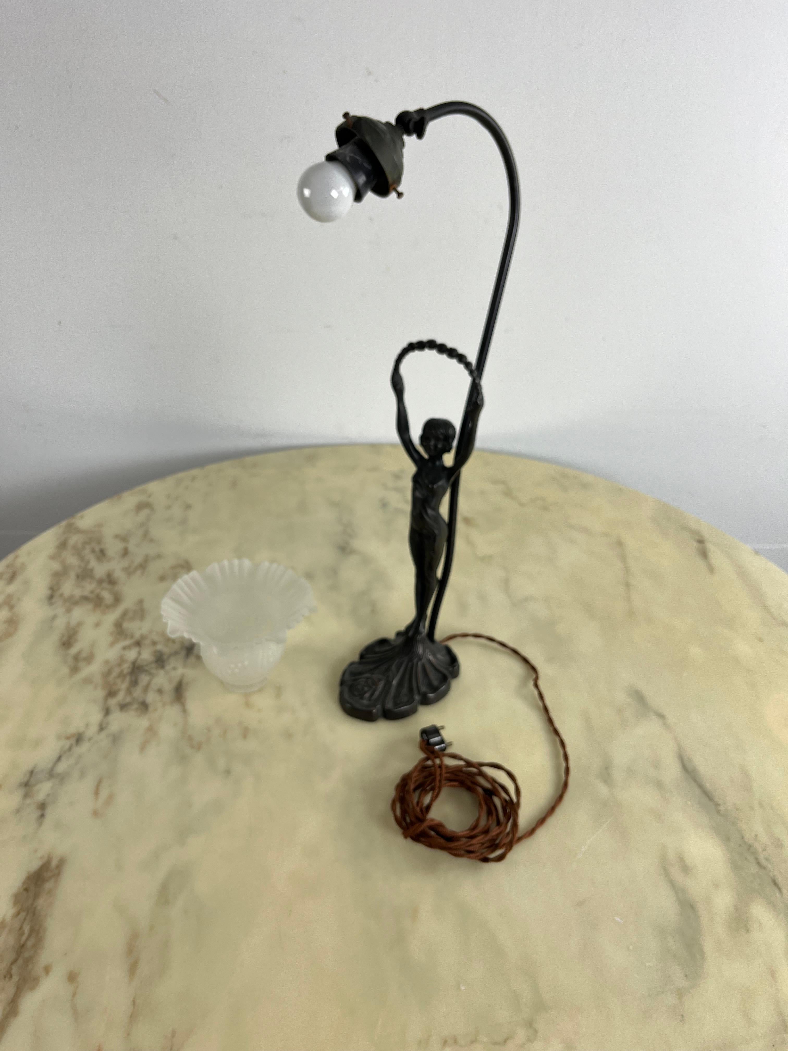 Lampe de table Art déco avec statuette en bronze et bol tulipe en verre d'art blanc, années 1940 en vente 7