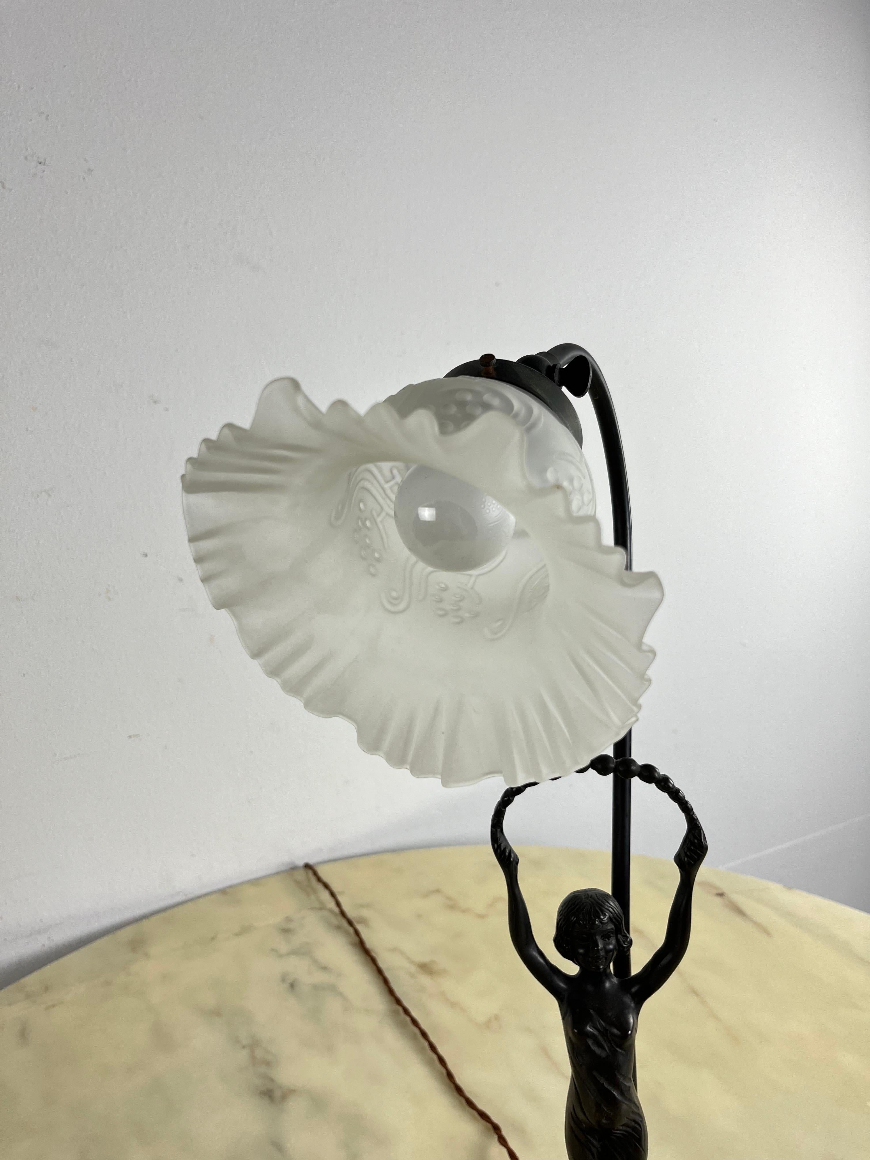 Lampe de table Art déco avec statuette en bronze et bol tulipe en verre d'art blanc, années 1940 en vente 9