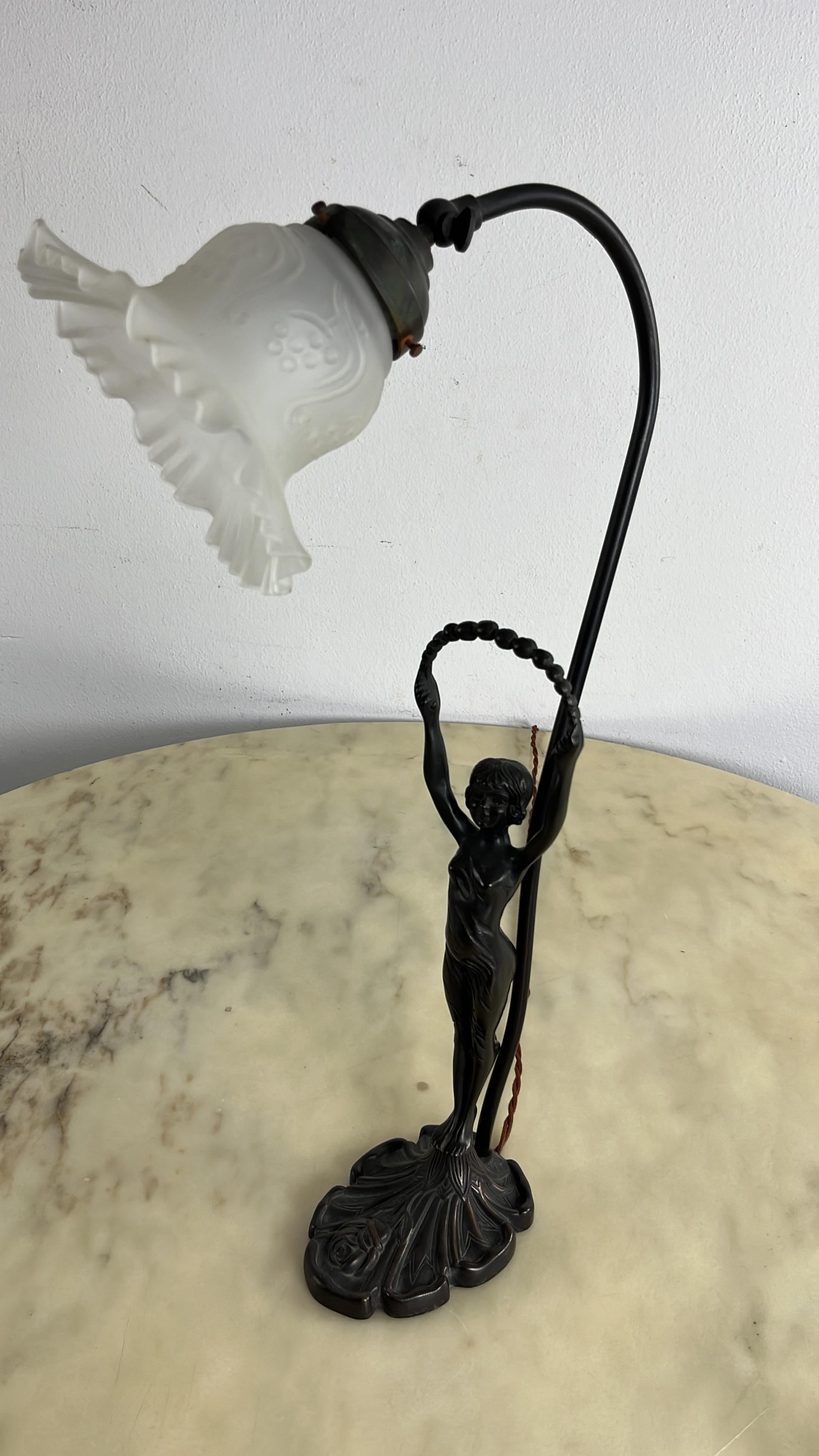 Lampe de table Art déco avec statuette en bronze et bol tulipe en verre d'art blanc, années 1940 en vente 10