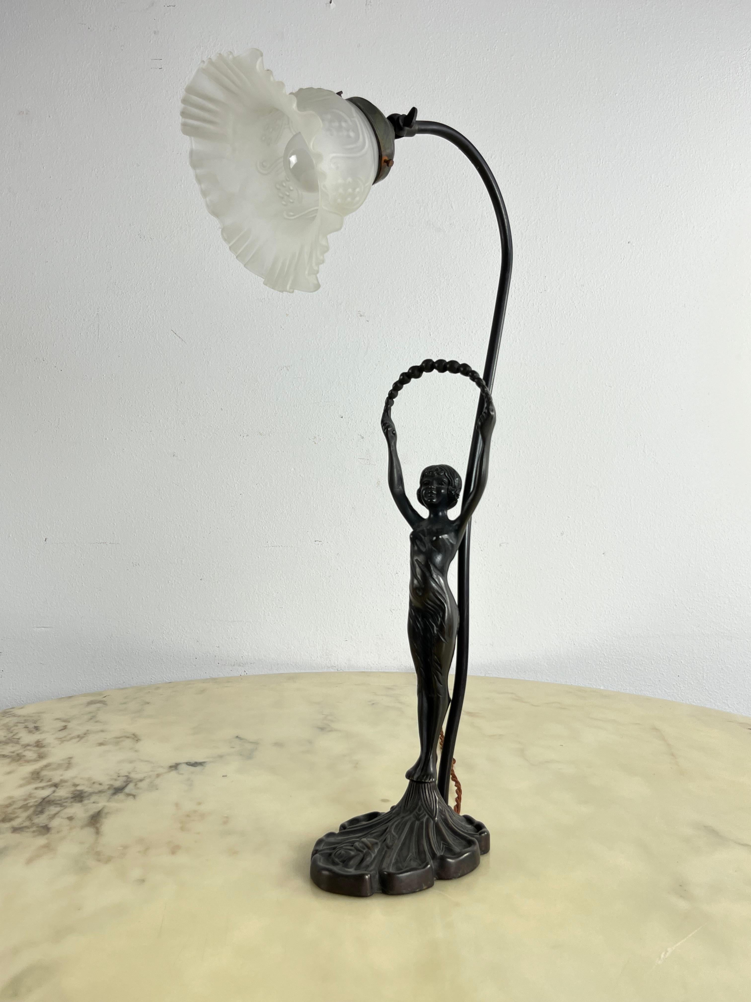 Lampe de table avec statuette Art déco en bronze et bol à tulipe en verre d'art blanc, France, années 1940.
Cuvette réglable.
Cette magnifique lampe de table est en bon état, douille E14.