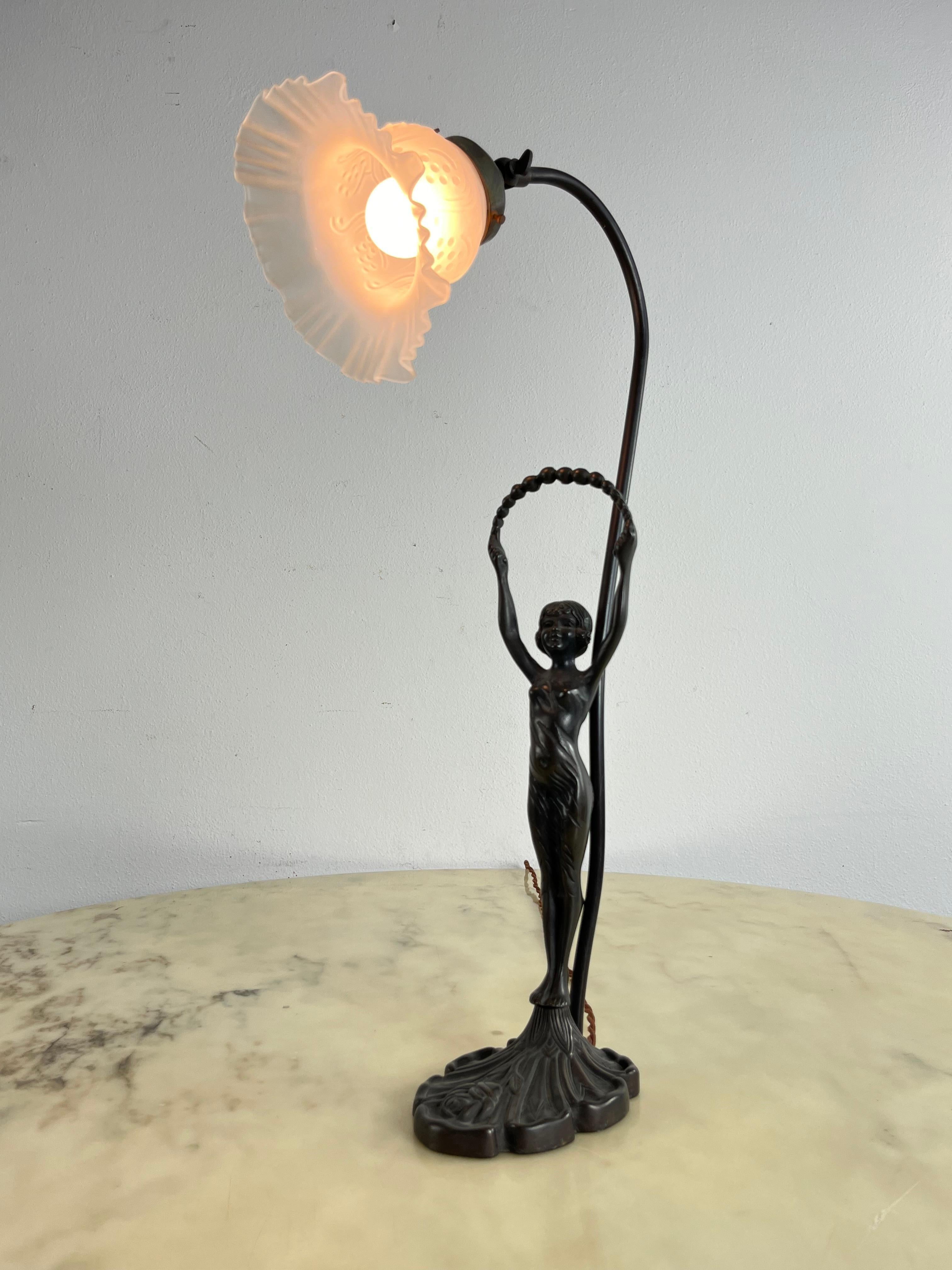Français Lampe de table Art déco avec statuette en bronze et bol tulipe en verre d'art blanc, années 1940 en vente