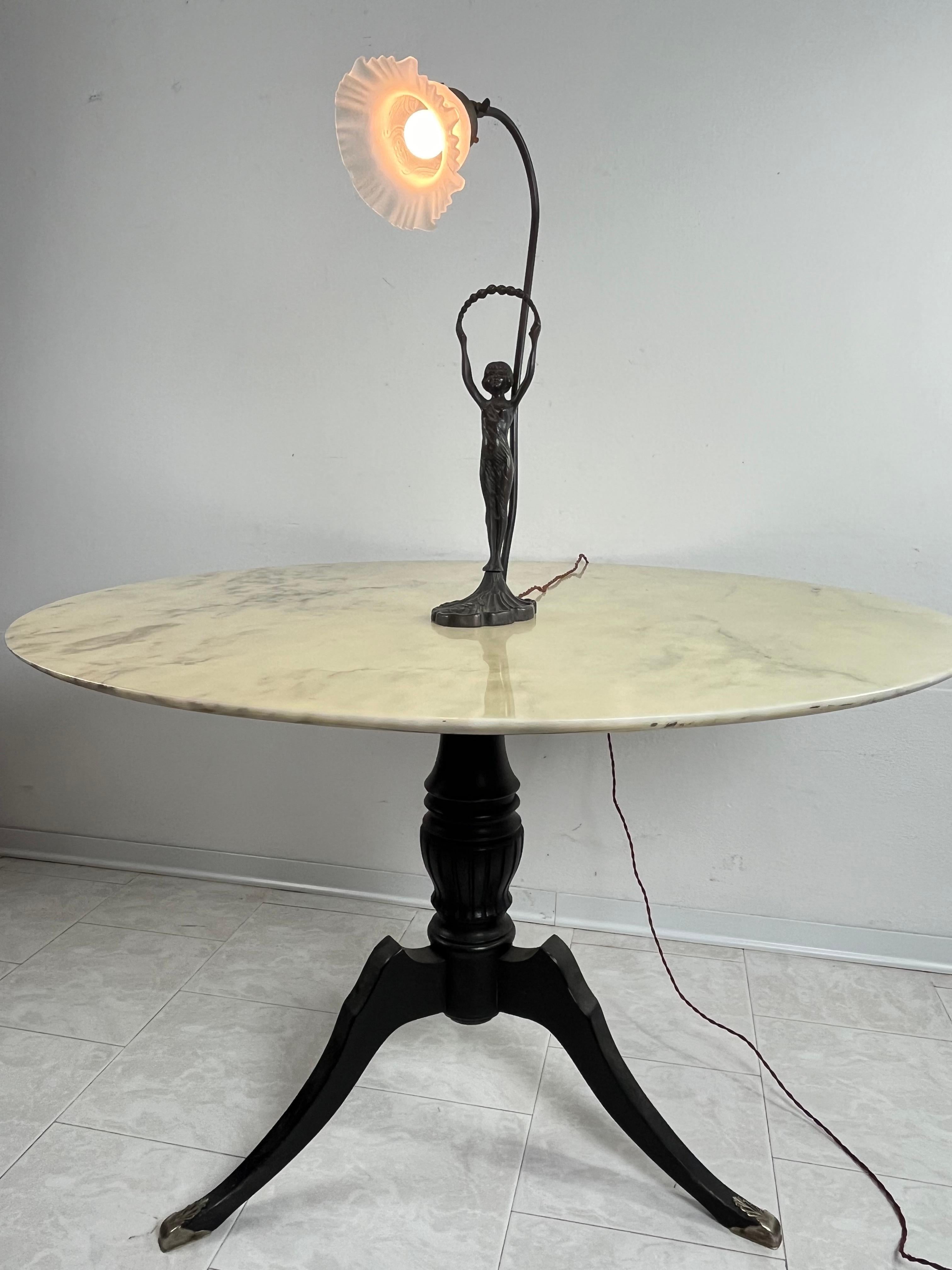 Lampe de table Art déco avec statuette en bronze et bol tulipe en verre d'art blanc, années 1940 Bon état - En vente à Palermo, IT