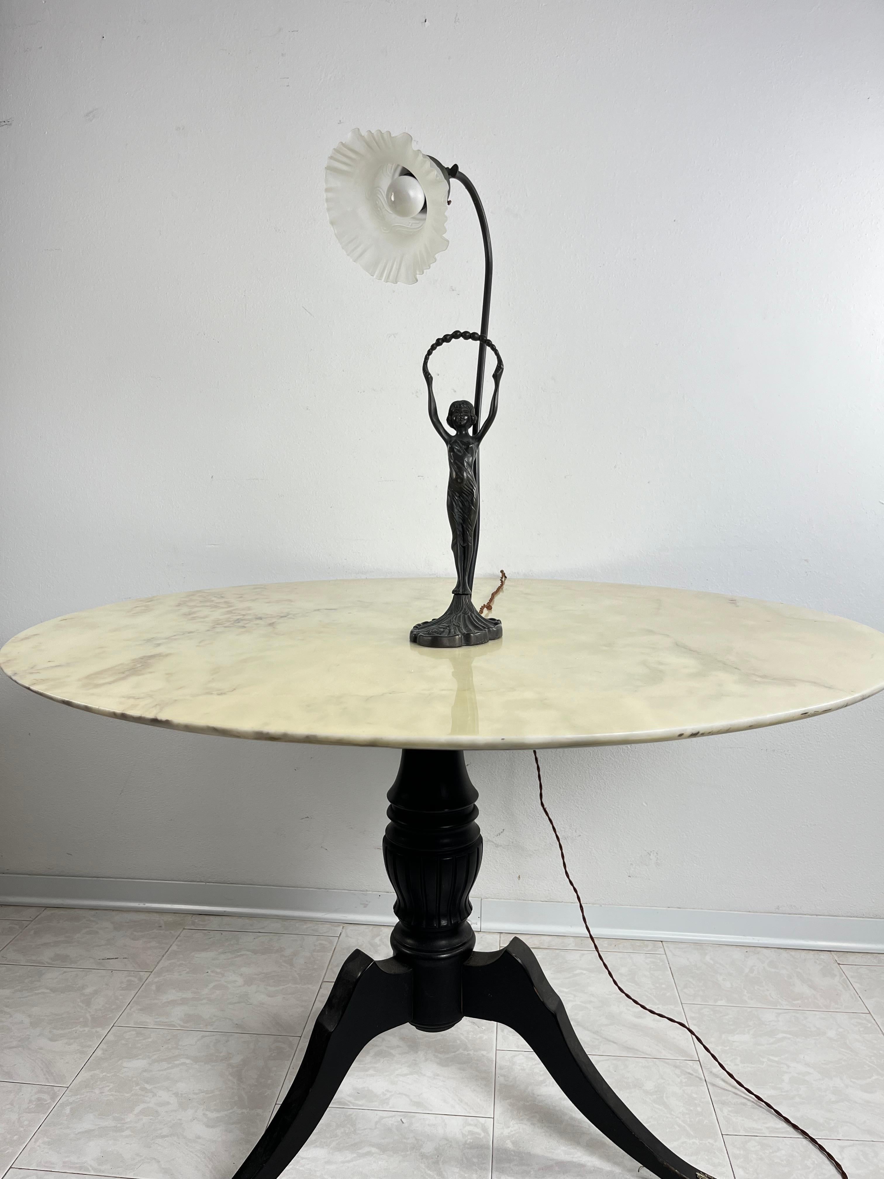 Milieu du XXe siècle Lampe de table Art déco avec statuette en bronze et bol tulipe en verre d'art blanc, années 1940 en vente