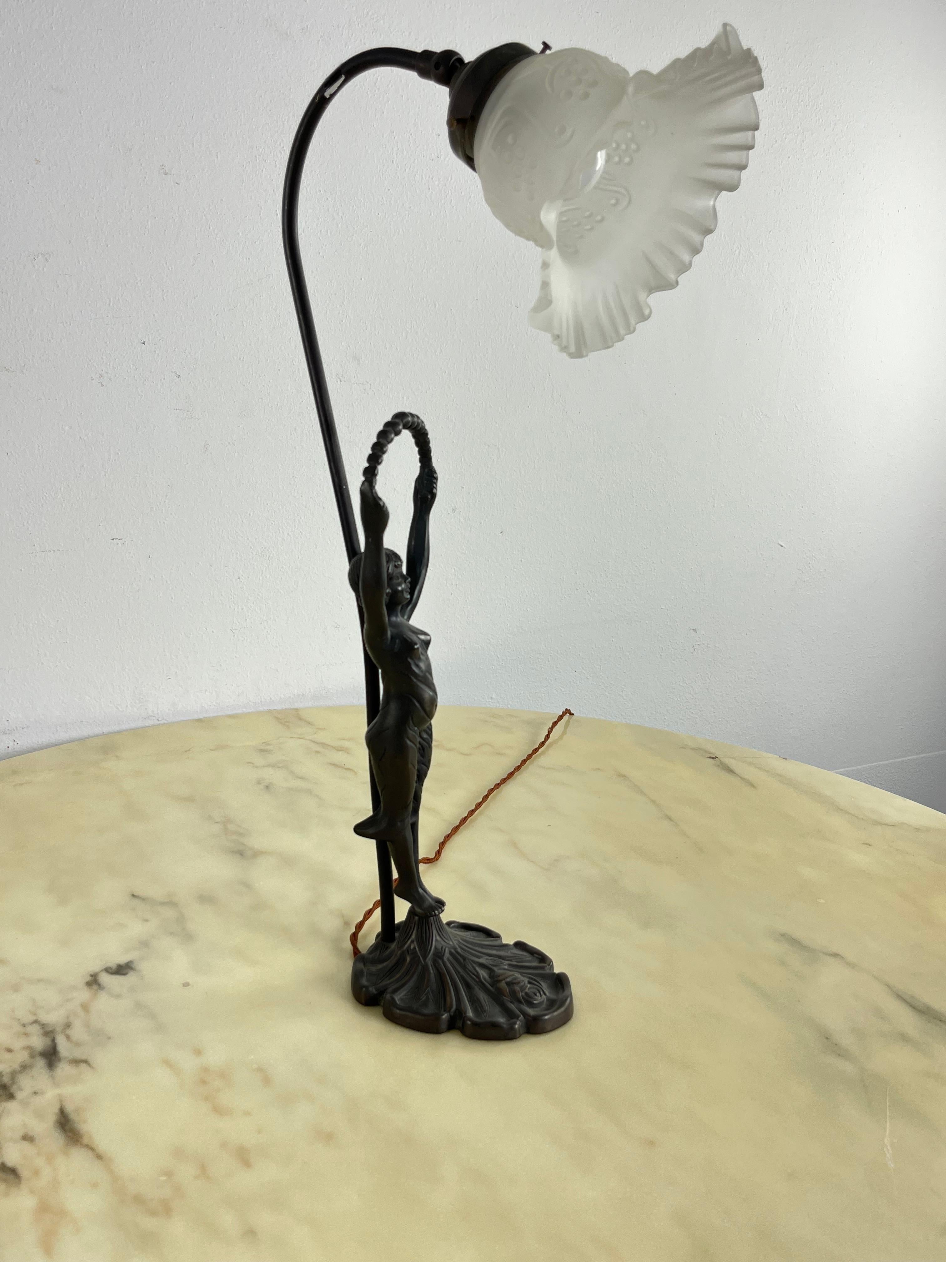 Bronze Lampe de table Art déco avec statuette en bronze et bol tulipe en verre d'art blanc, années 1940 en vente