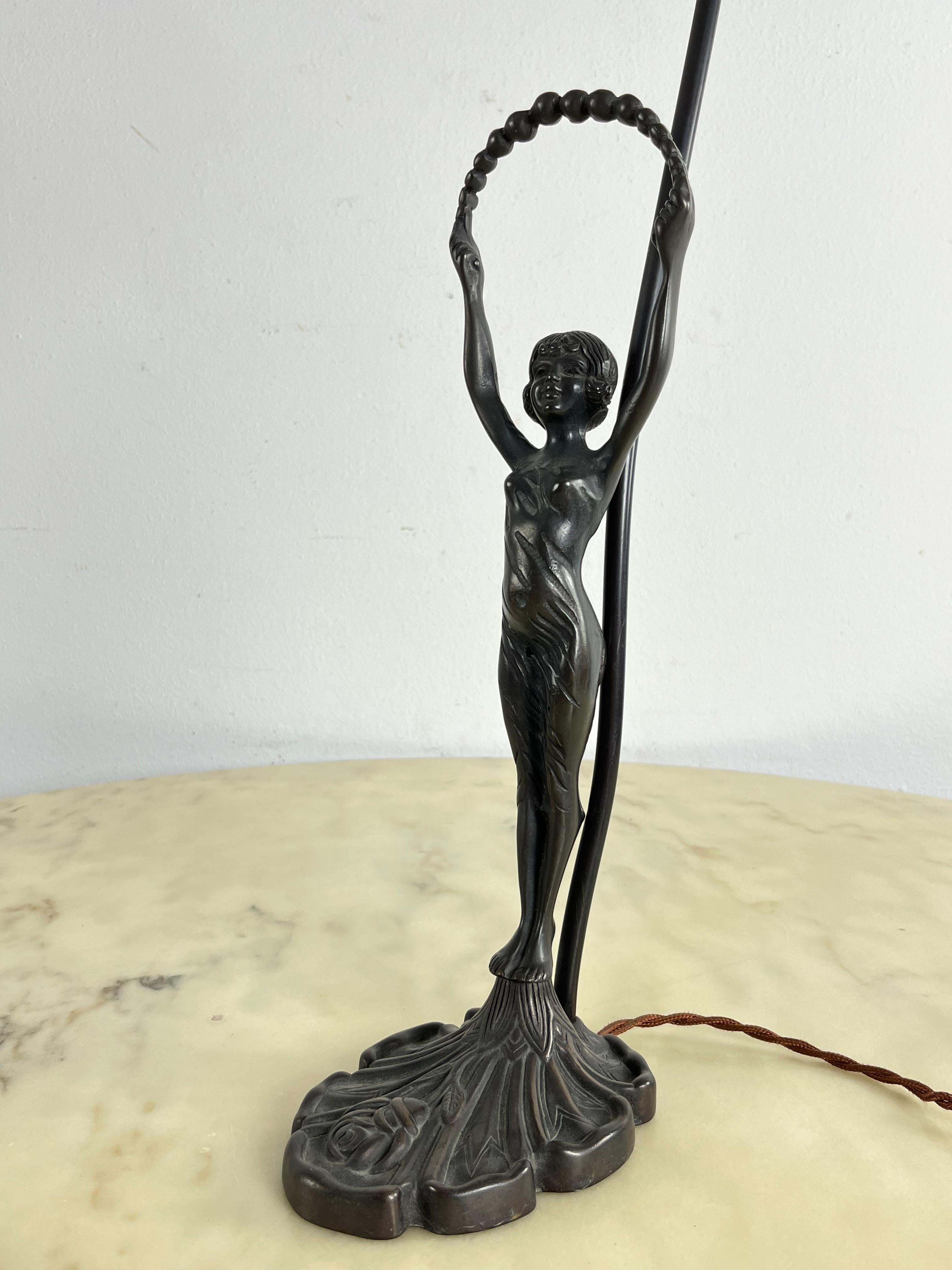 Lampe de table Art déco avec statuette en bronze et bol tulipe en verre d'art blanc, années 1940 en vente 2