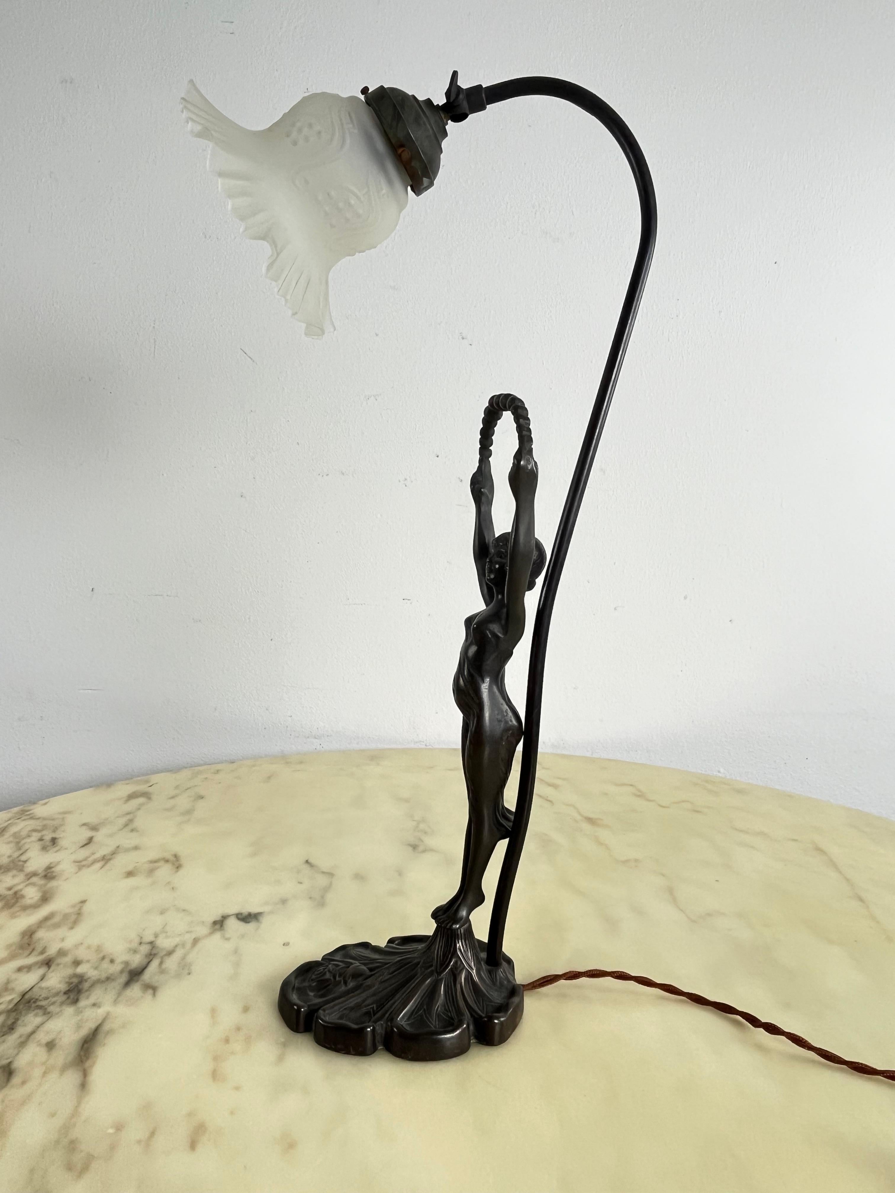 Lampe de table Art déco avec statuette en bronze et bol tulipe en verre d'art blanc, années 1940 en vente 3