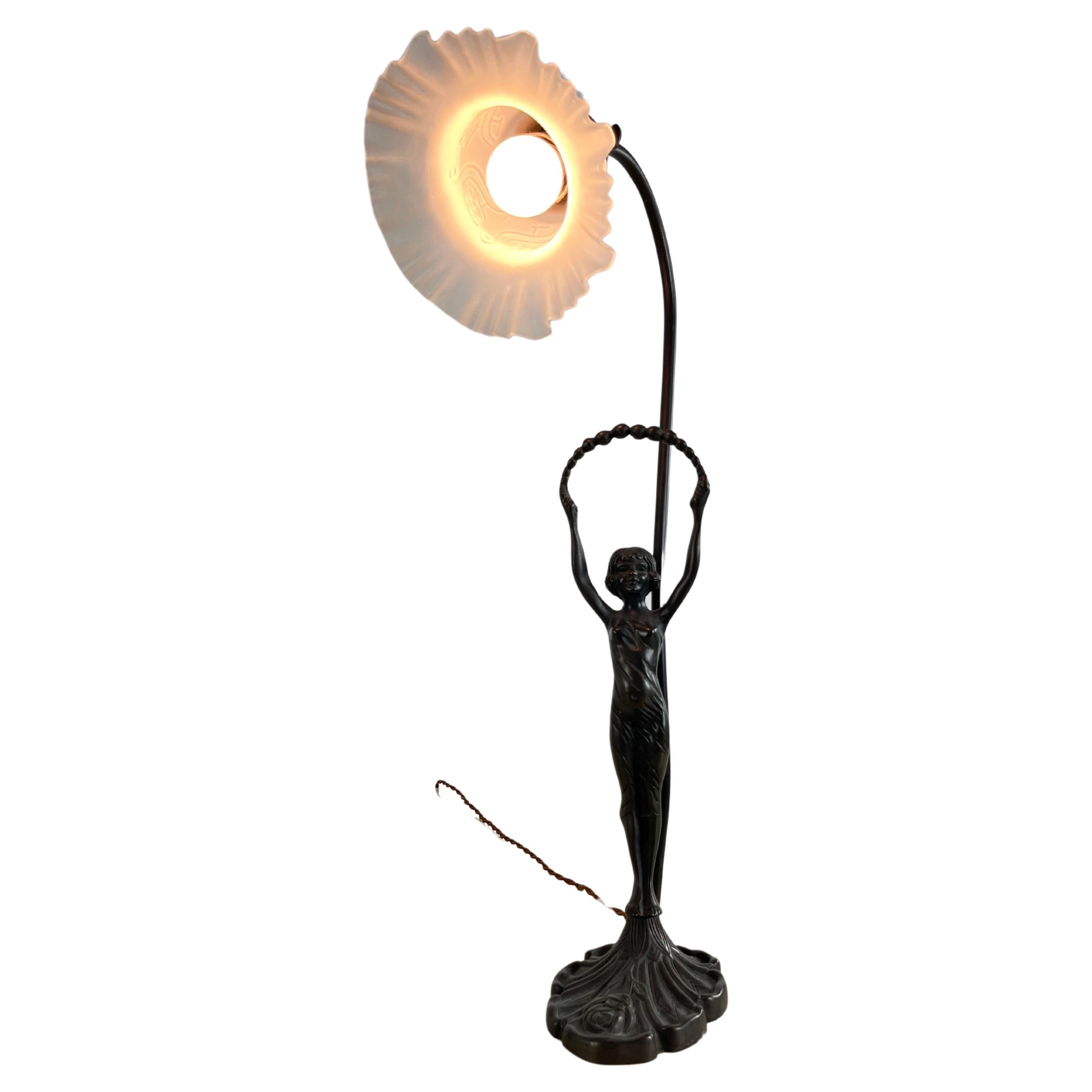 Lampada da tavolo con statuetta Art Deco in bronzo e ciotola per tulipani in vetro artistico bianco del 1940