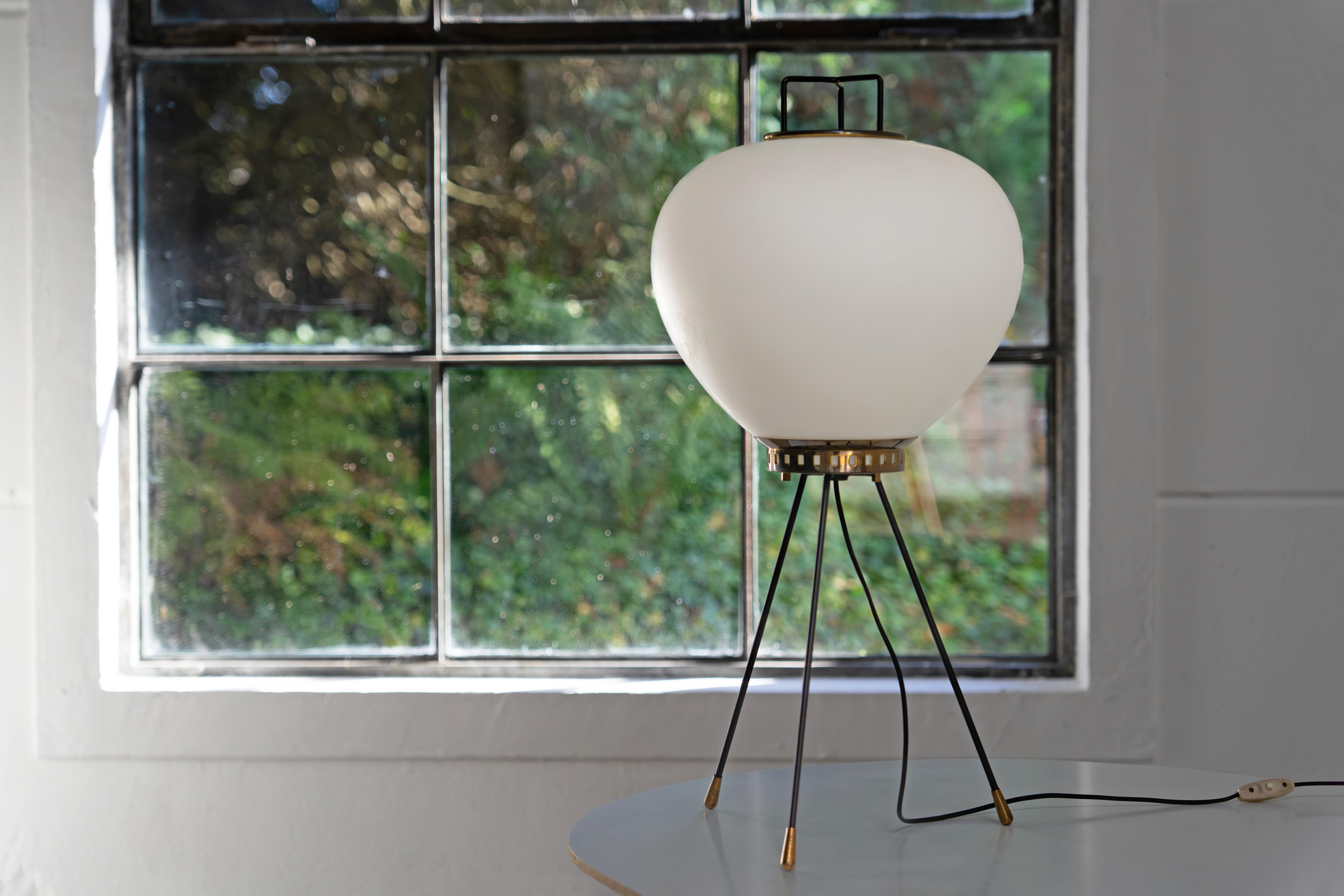Seltene Stilnovo-Tischleuchte aus den 1950er Jahren, die das ikonische italienische Design der Mitte des Jahrhunderts präsentiert. Dieses exquisite Stück hat einen Diffusor aus gebürstetem, satiniertem Glas, emailliertes Metall und raffinierte
