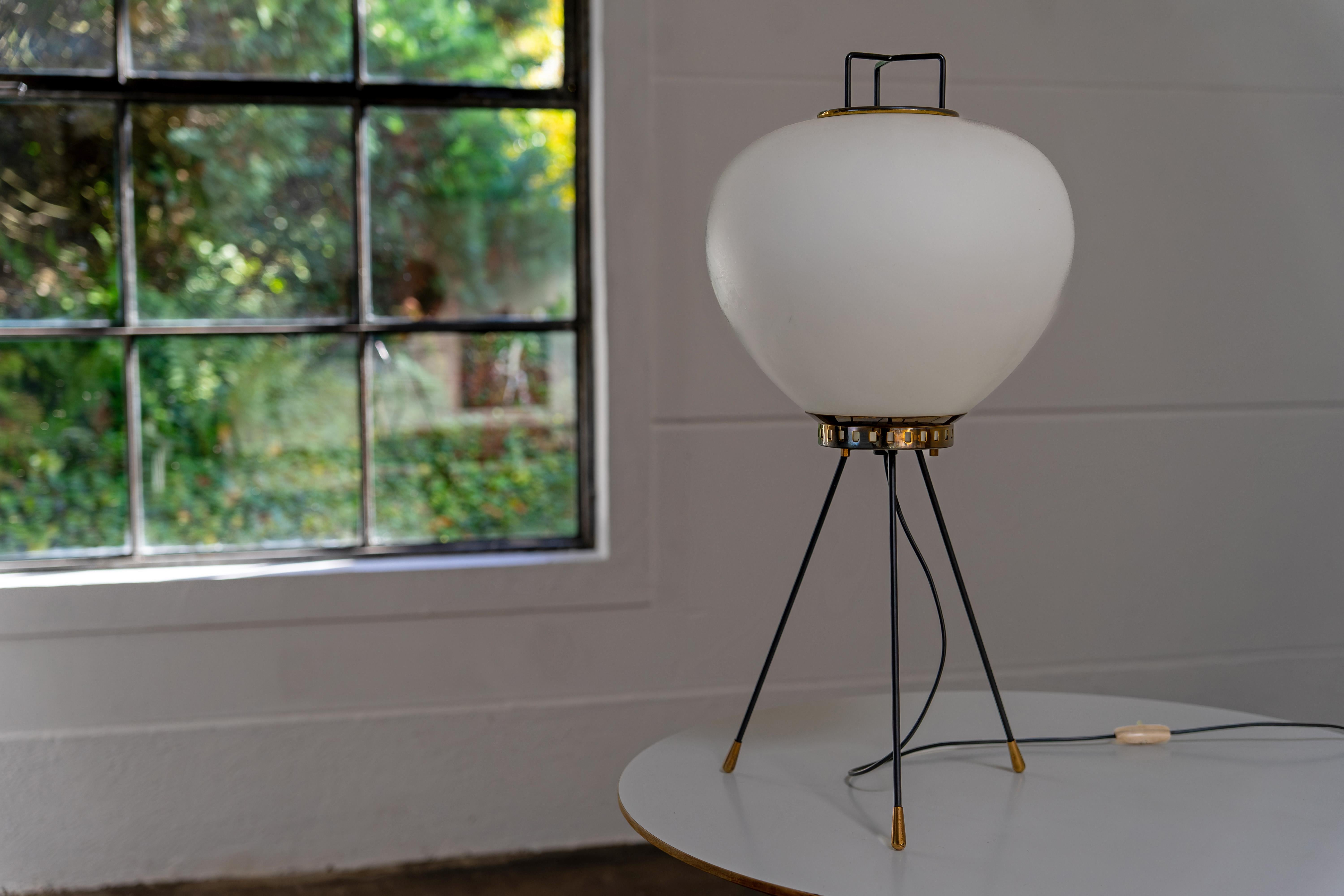 Tischlampe aus Messing und Glas von Stilnovo, Italien, 1960er Jahre (Moderne der Mitte des Jahrhunderts) im Angebot