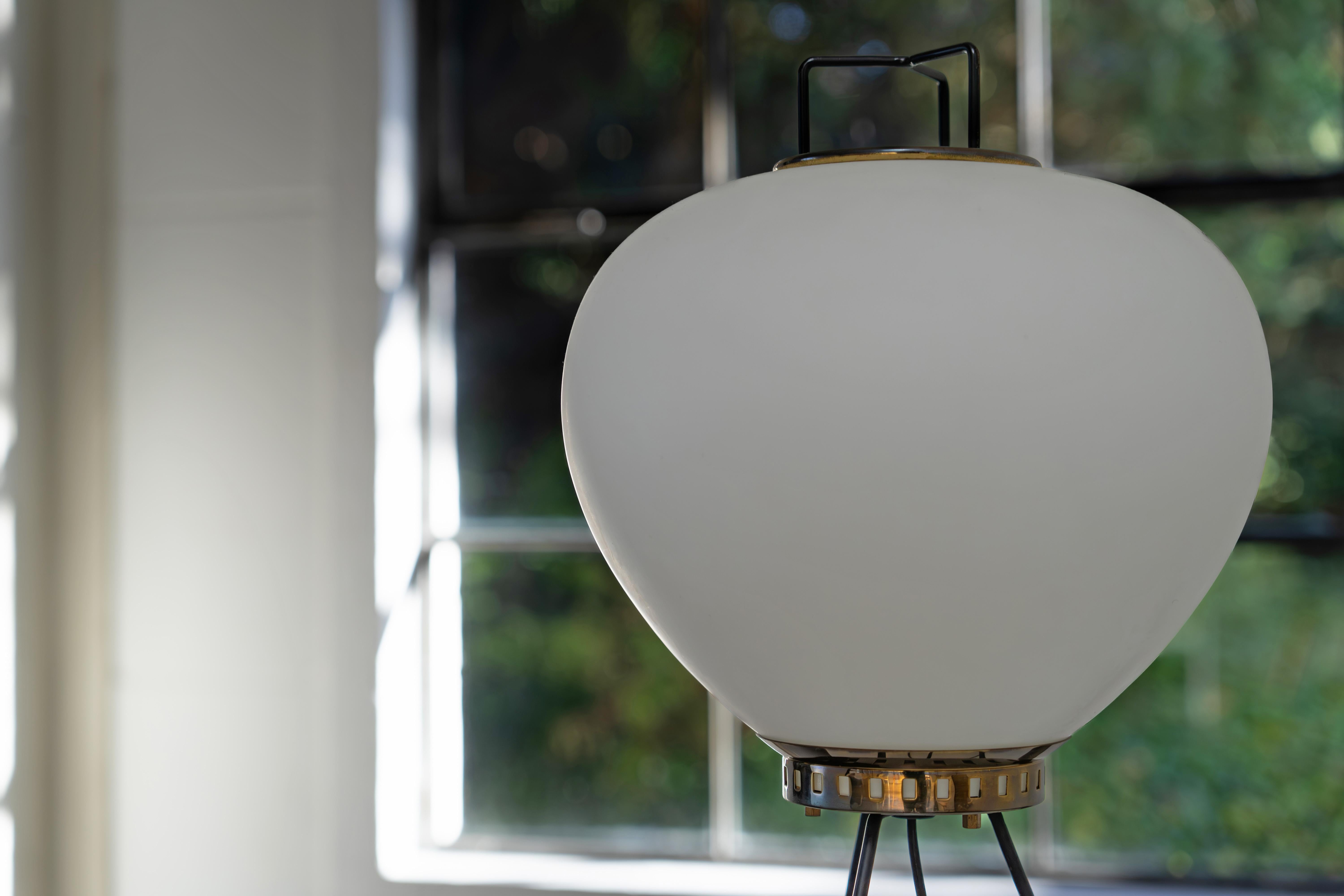 Tischlampe aus Messing und Glas von Stilnovo, Italien, 1960er Jahre (Italienisch) im Angebot