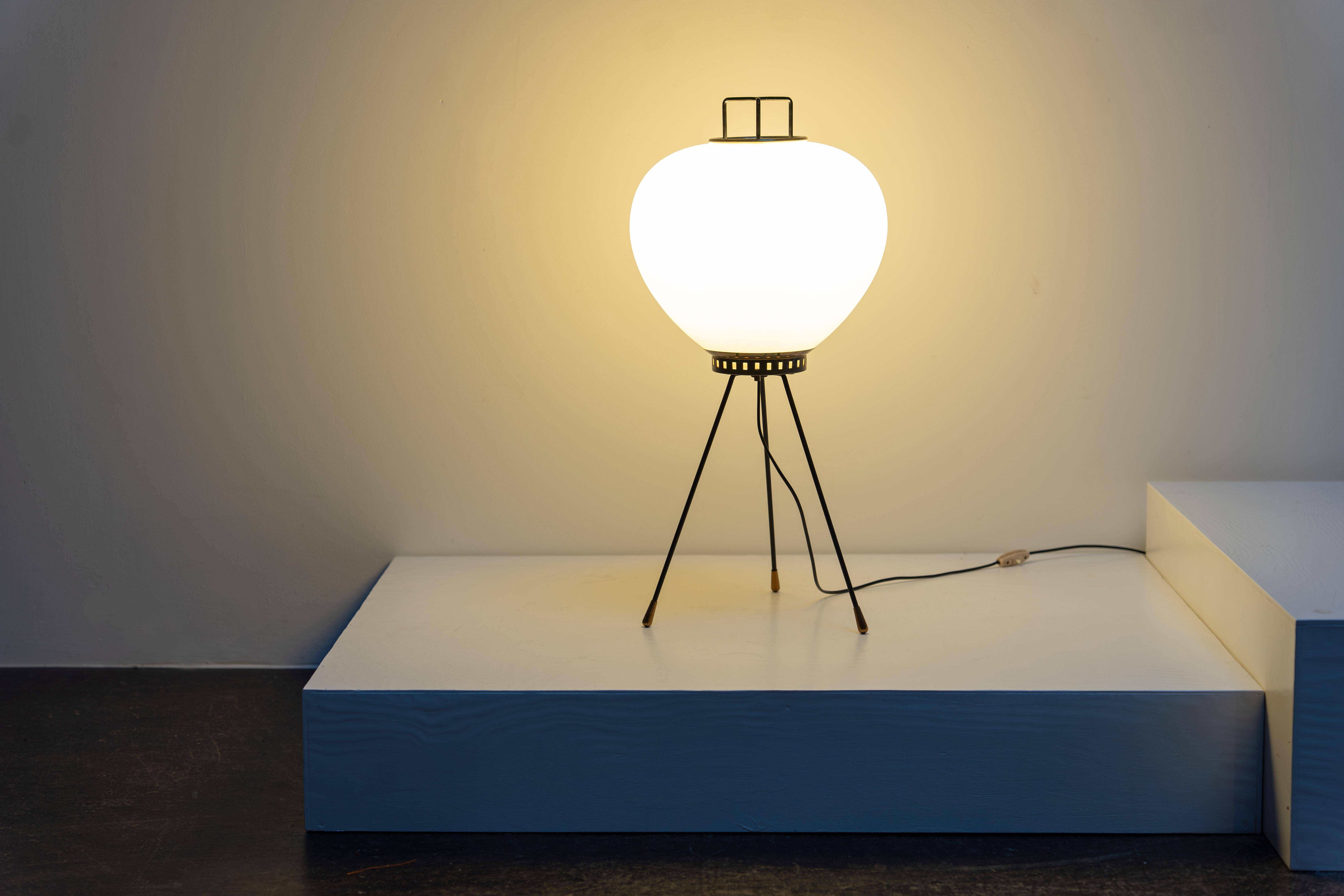 Tischlampe aus Messing und Glas von Stilnovo, Italien, 1960er Jahre im Angebot 1