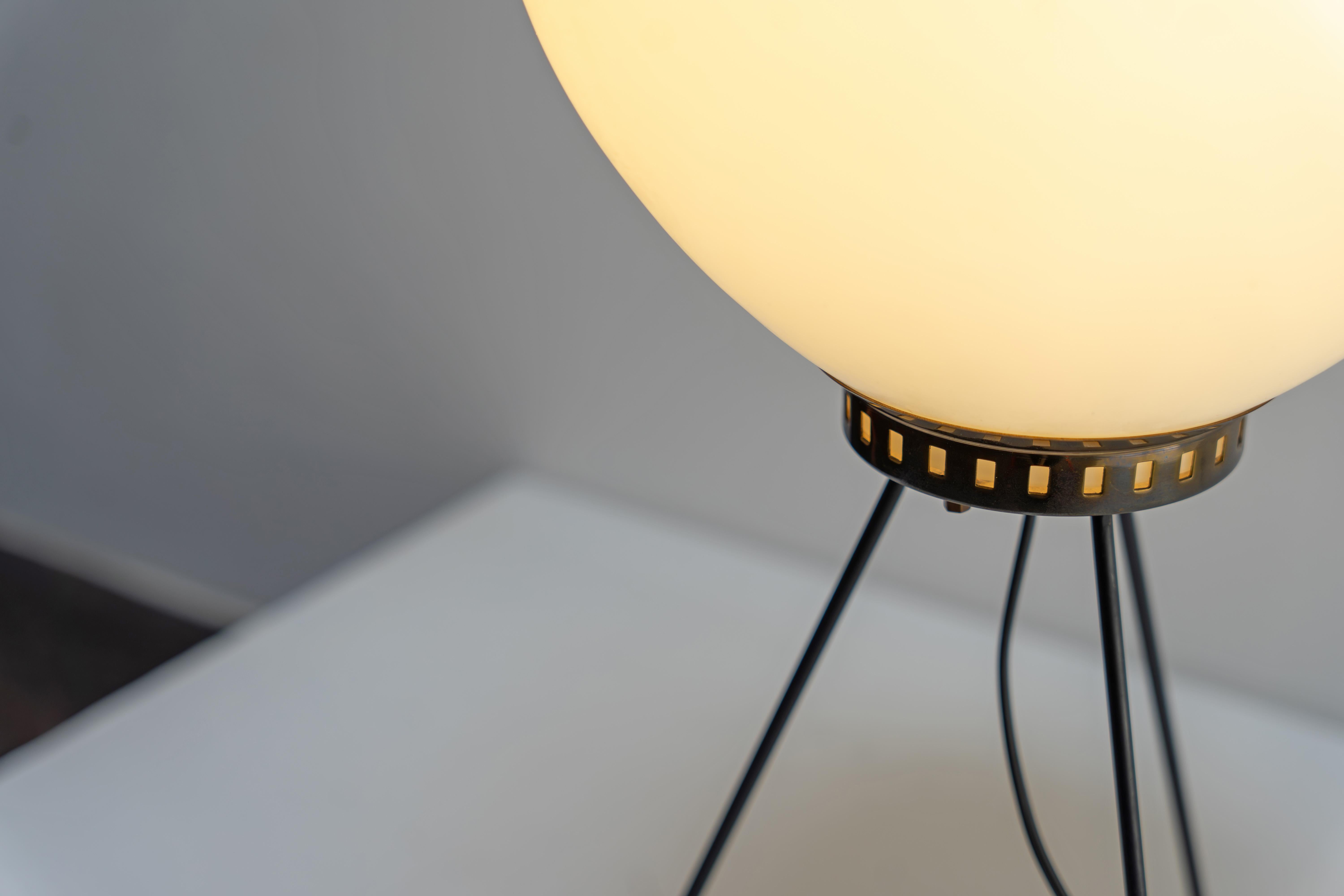 Tischlampe aus Messing und Glas von Stilnovo, Italien, 1960er Jahre im Angebot 3