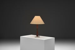 Lampada da tavolo con stelo in ottone e legno, Danimarca, anni '60 circa