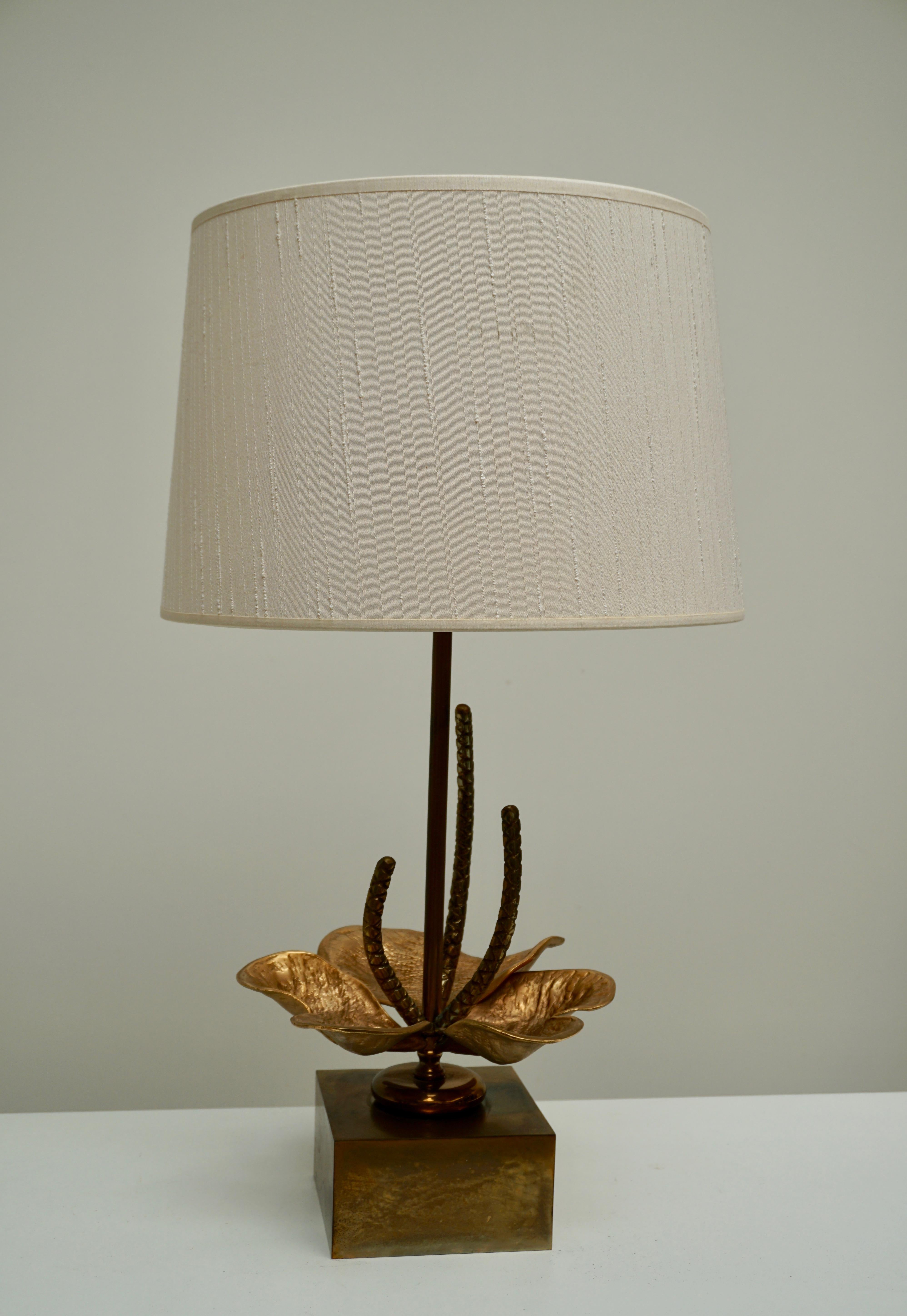 Midcentury brass table lamp with lily flower. France.
Measures: Diameter 35 cm.
Height 60 cm.
Width base 23 cm, depth 26 cm.
Height shade 23 cm.