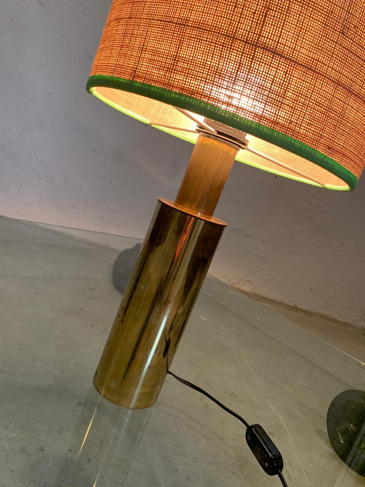 Table lamp with brass structure and straw lampshade, 1970, Italy in vendita 4